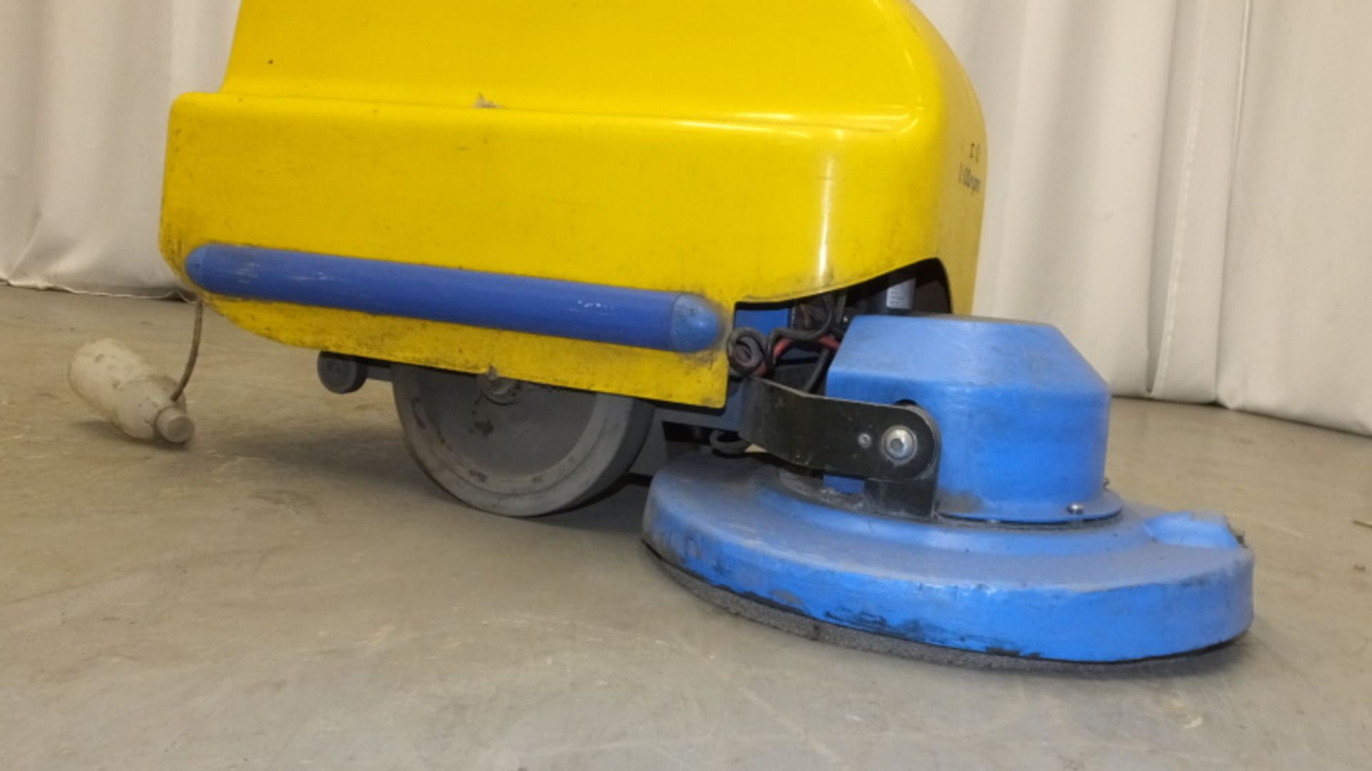 Tennant Challenger Zippy 430 Walk-Behind Floor Cleaner - has key but doesn't power up - cracked case - Image 2 of 8