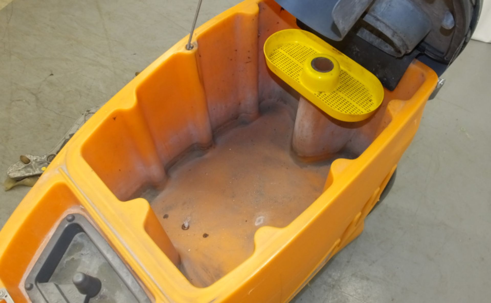 Taski Swingo 1650 Scrubber Dryer - With Key - powers up - Image 9 of 12