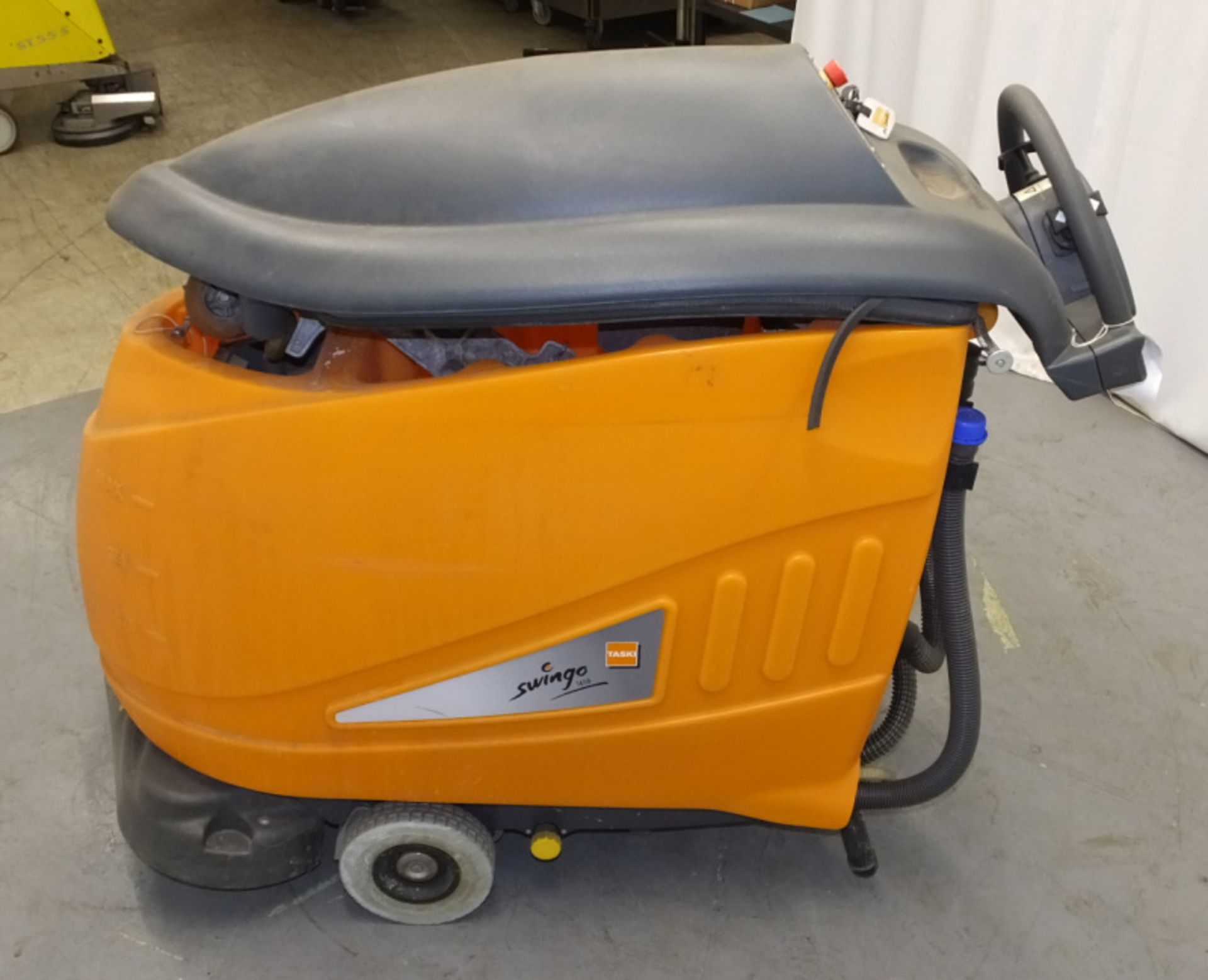 Taski Swingo 1650 Scrubber Dryer - With Key - powers up - Image 7 of 10