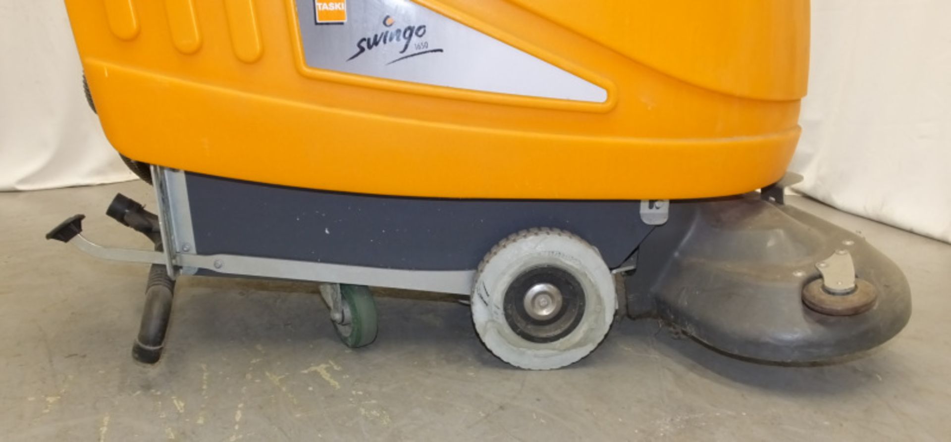 Taski Swingo 1650 Scrubber Dryer - With Key - powers up - Image 2 of 10