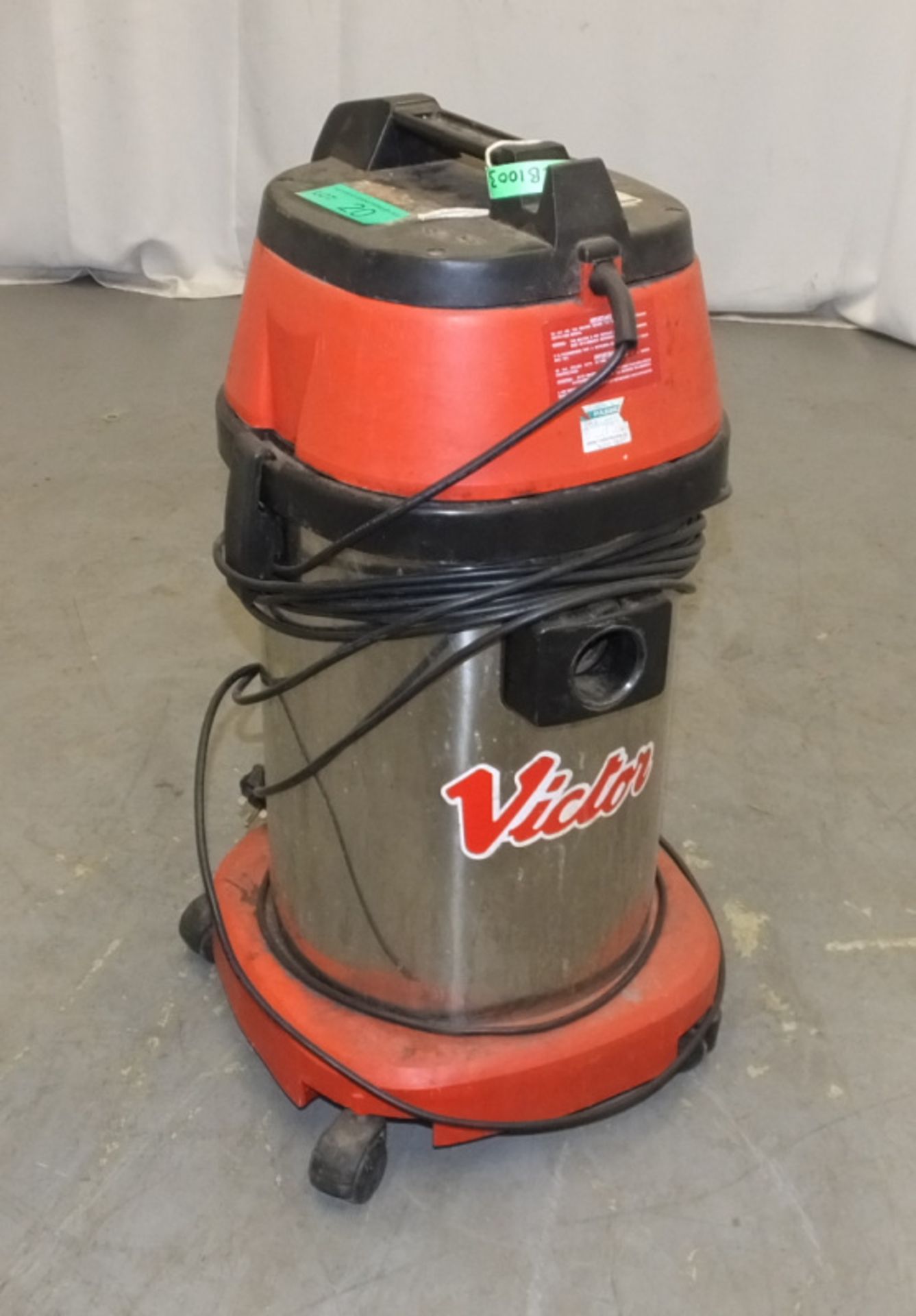 Victor WD30 Wet/Dry Vacuum Cleaner - powers up - functionality untested