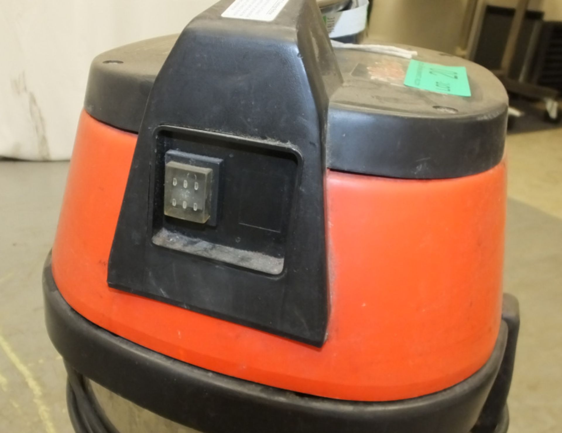 Victor WD30 Wet/Dry Vacuum Cleaner - powers up - functionality untested - Image 3 of 6