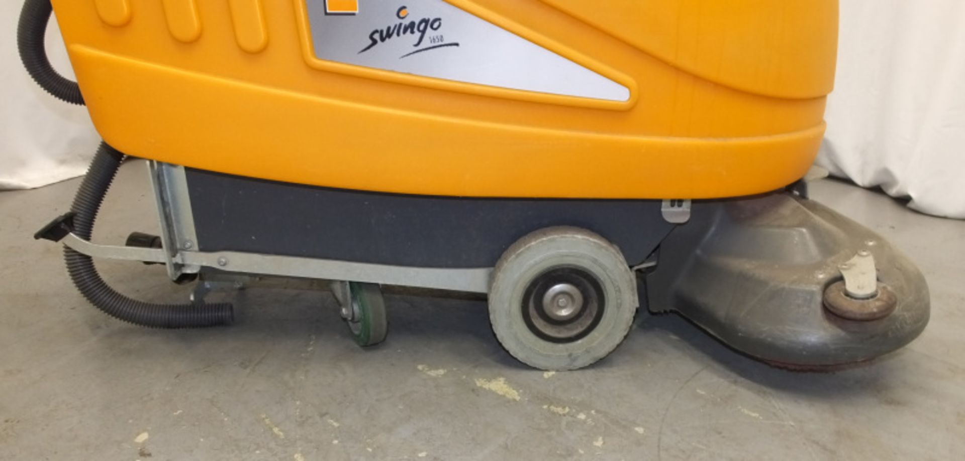 Taski Swingo 1650 Scrubber Dryer - With Key - powers up - Image 2 of 11