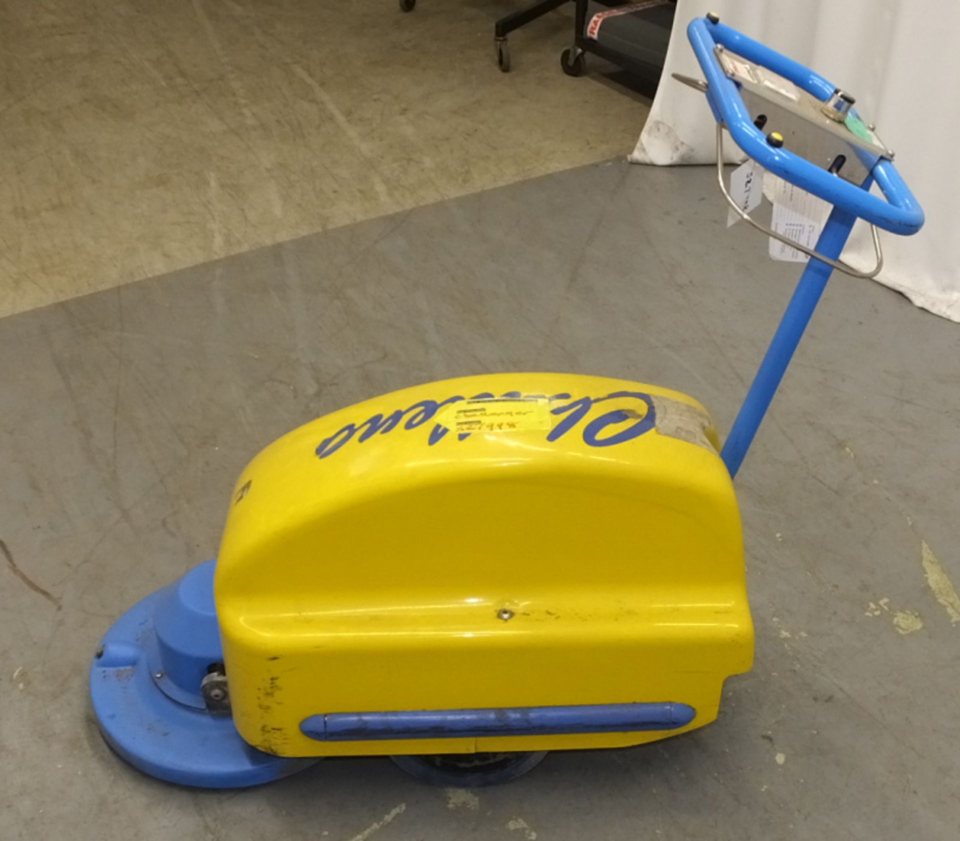 Tennant Challenger Zippy 430 Walk-Behind Floor Cleaner - no key - cracked casing as seen in pictures - Image 5 of 7