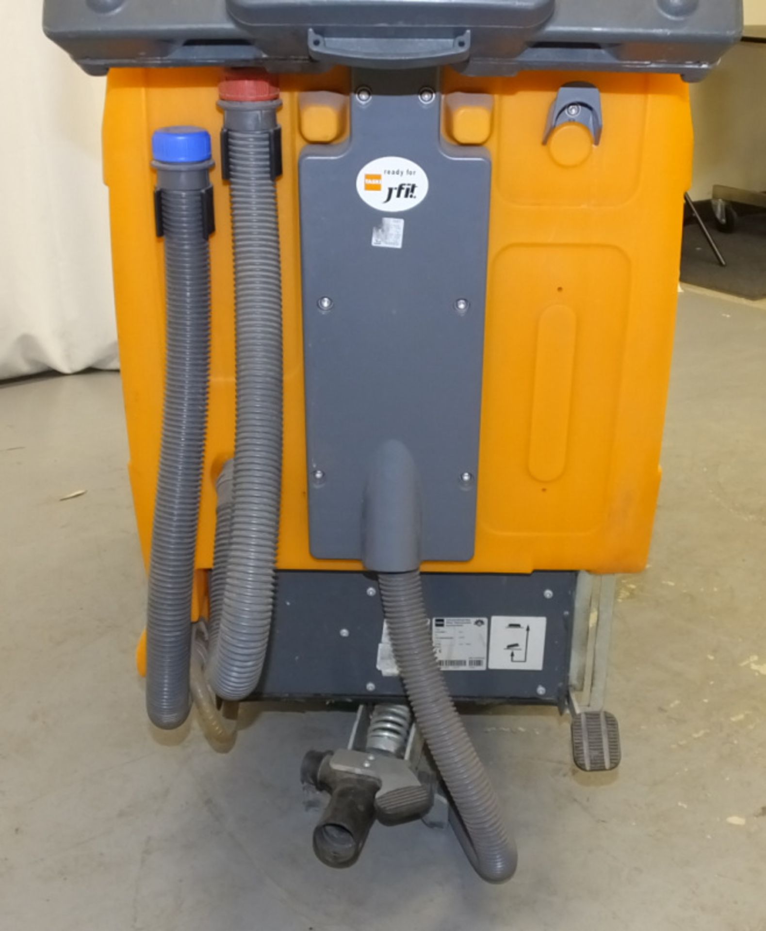 Taski Swingo 1650 Scrubber Dryer - With Key - powers up - Image 5 of 11