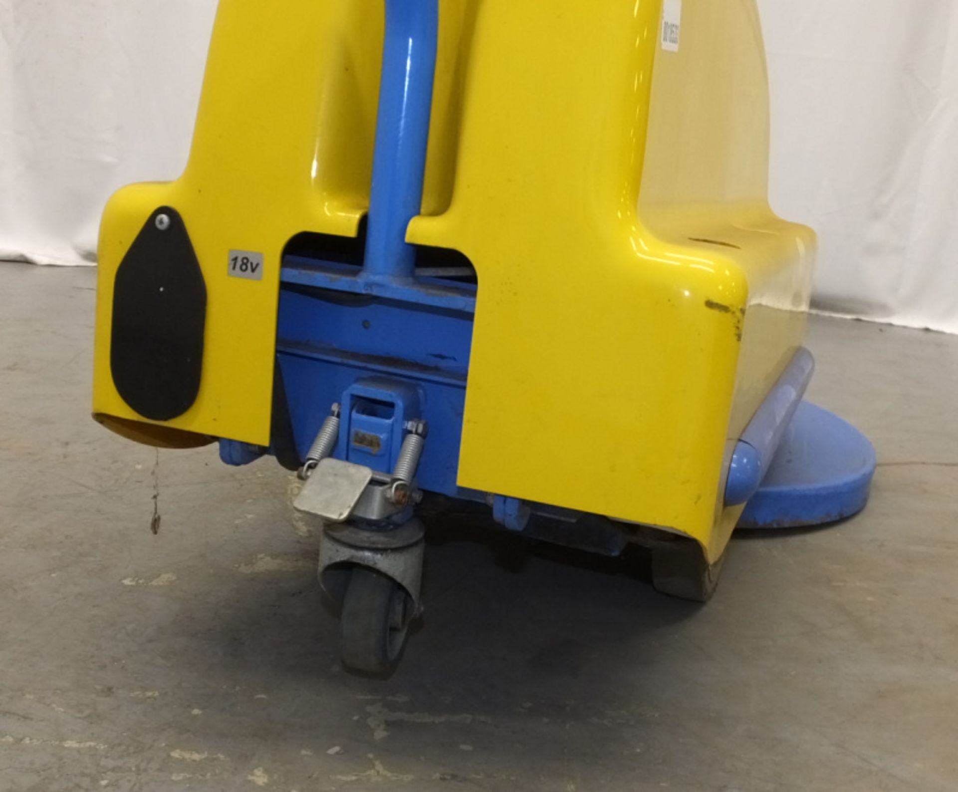 Tennant Challenger Nippy 500 Walk-Behind Floor Cleaner - no key - cracked casing as seen in pictures - Image 7 of 9