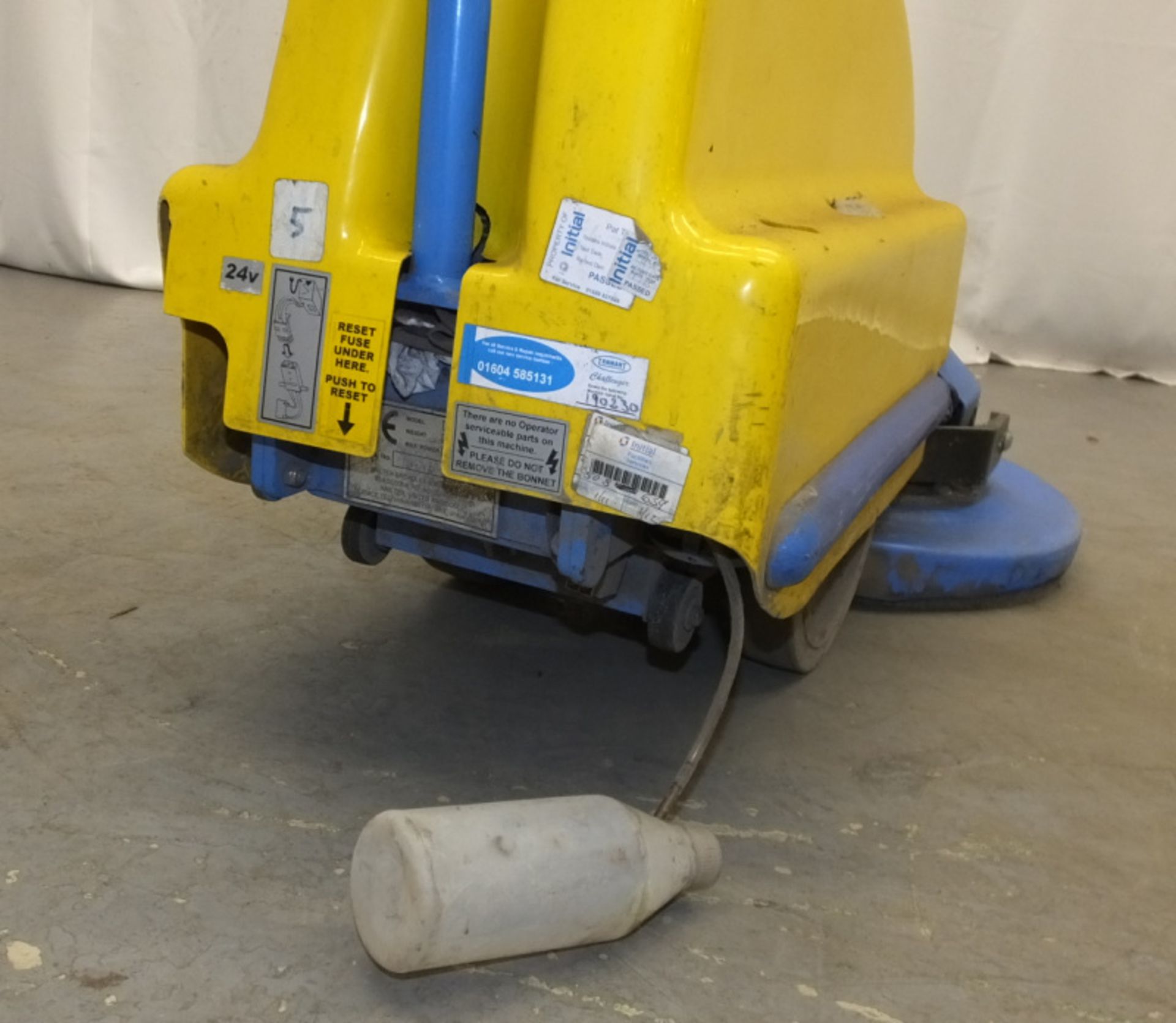 Tennant Challenger Zippy 430 Walk-Behind Floor Cleaner - has key but doesn't power up - cracked case - Image 7 of 8