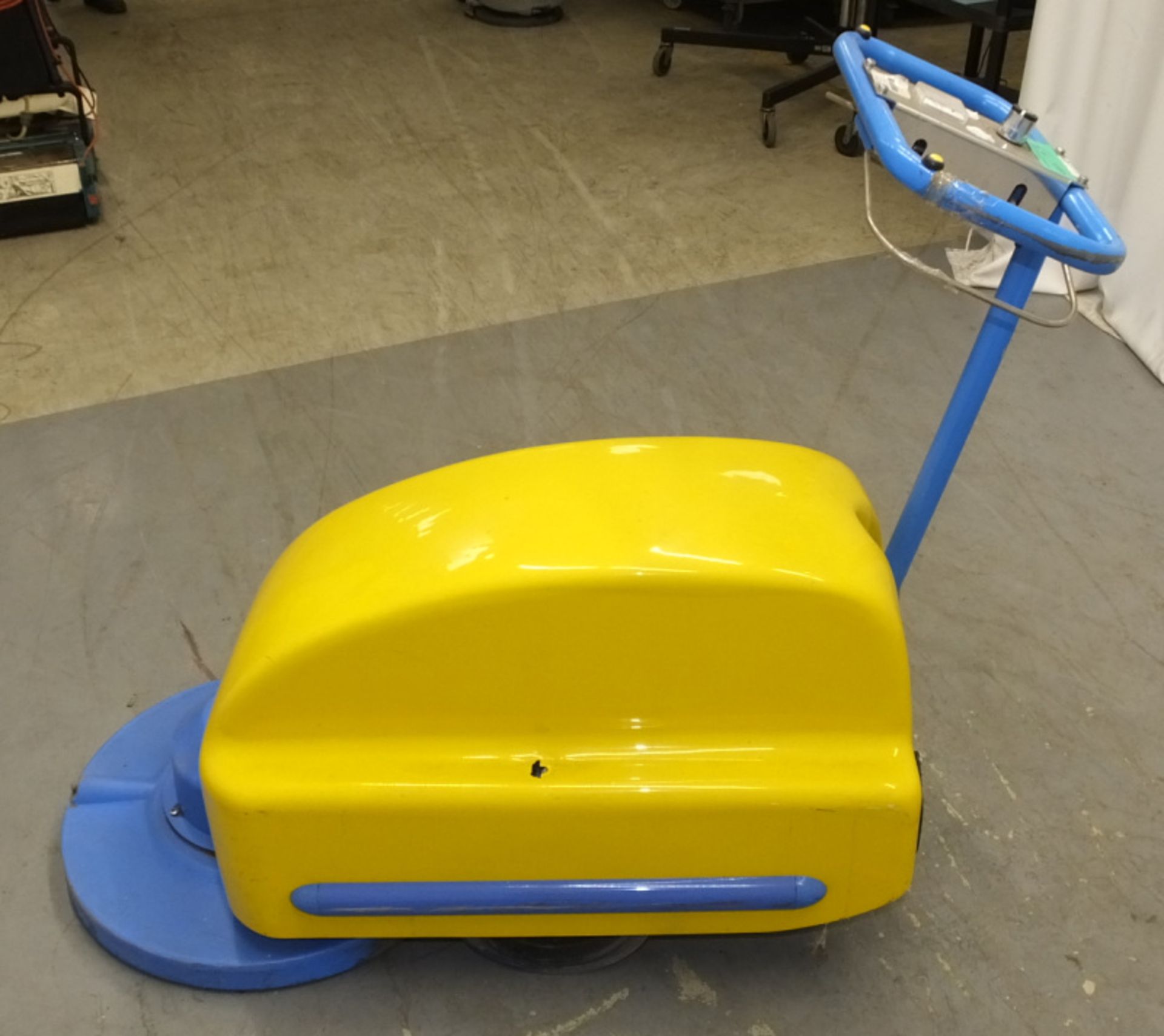 Tennant Challenger Nippy 500 Walk-Behind Floor Cleaner - no key - cracked casing as seen in pictures - Image 4 of 9