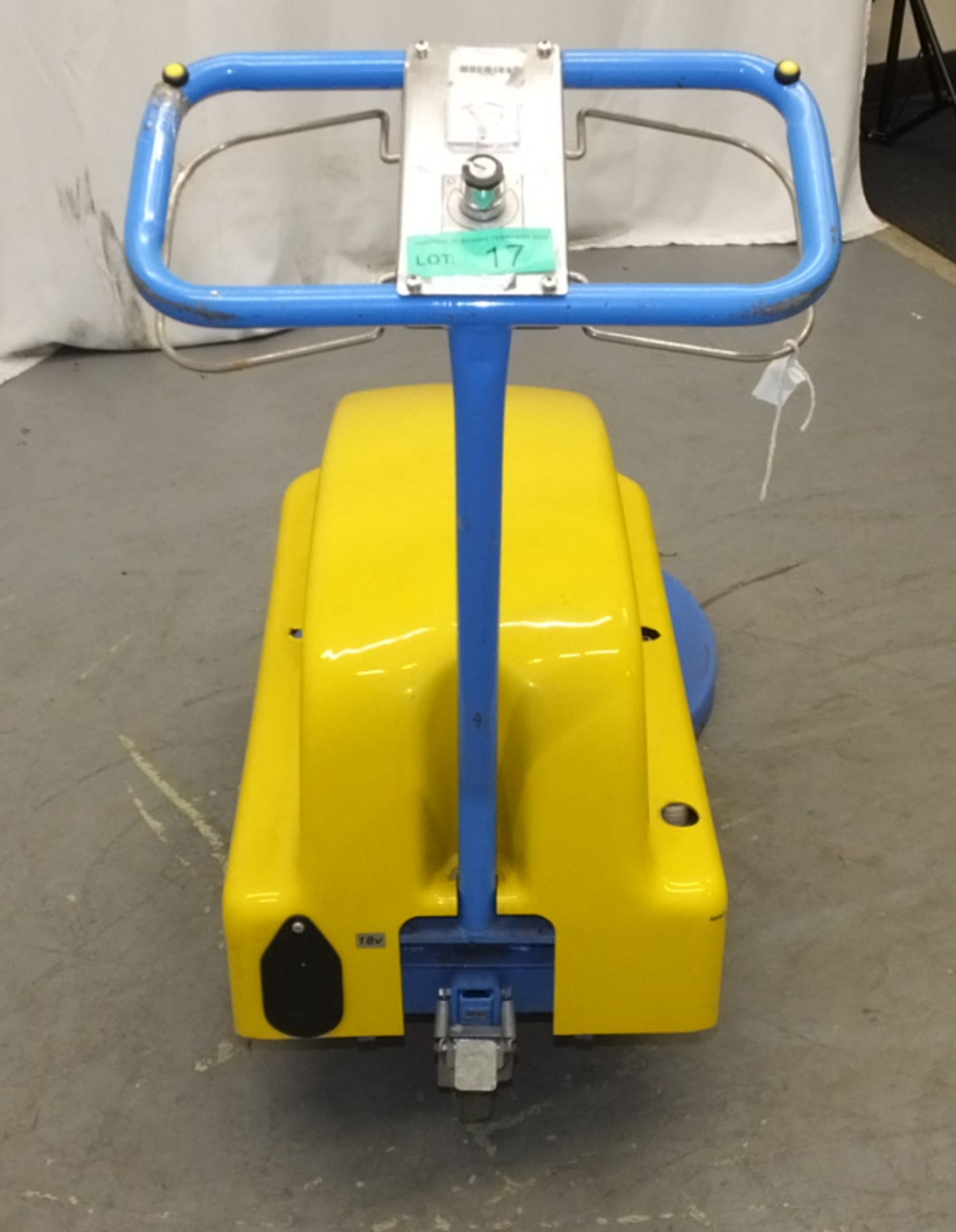Tennant Challenger Nippy 500 Walk-Behind Floor Cleaner - no key - cracked casing as seen in pictures - Image 5 of 9