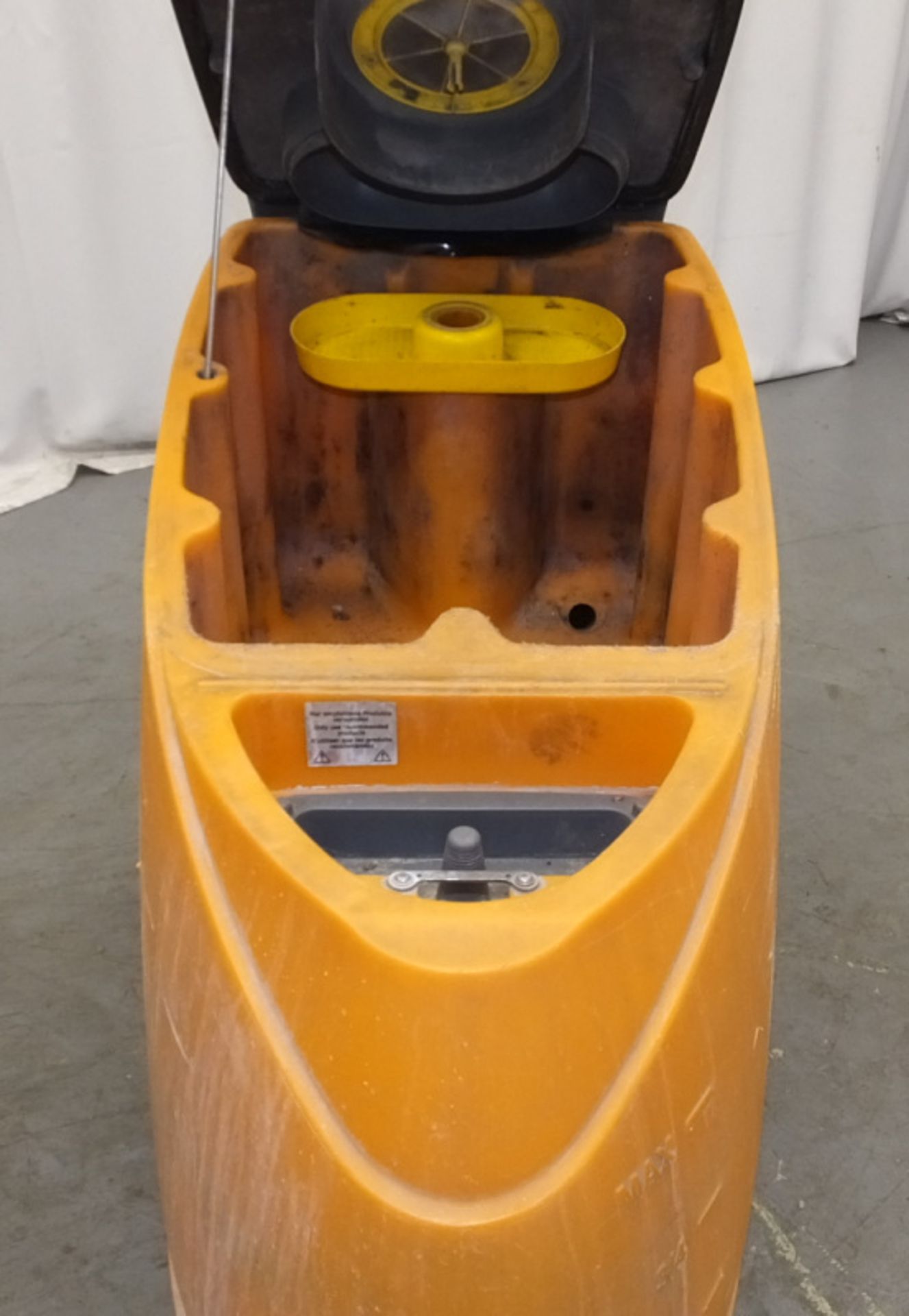 Taski Swingo 1650 Scrubber Dryer - No Key - powers up (tested with another key) - Image 8 of 11