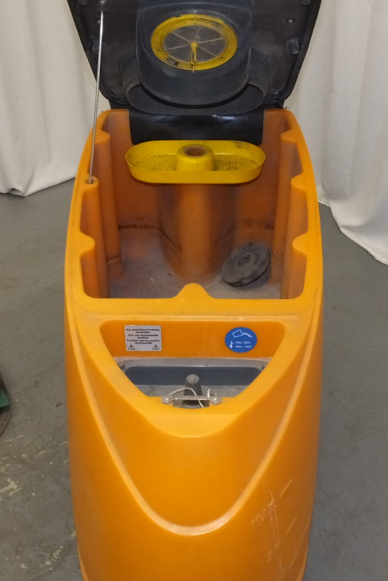 Taski Swingo 1650 Scrubber Dryer - With Key - powers up - Image 9 of 11