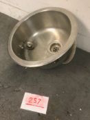 Metal sink with plug and overflow