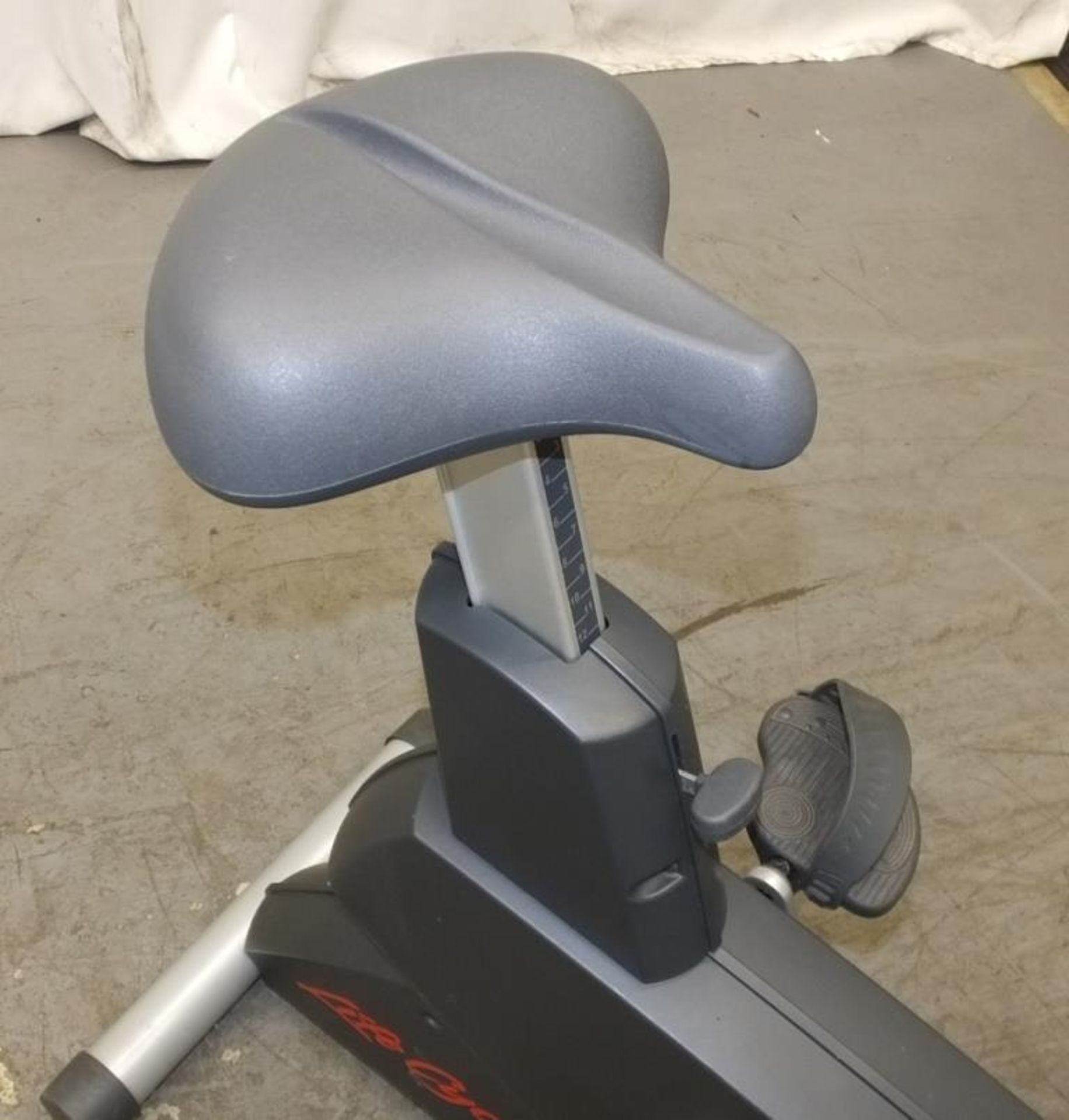 Life Fitness CLSC Exercise Bike - powers up - functionality untested - Image 4 of 9