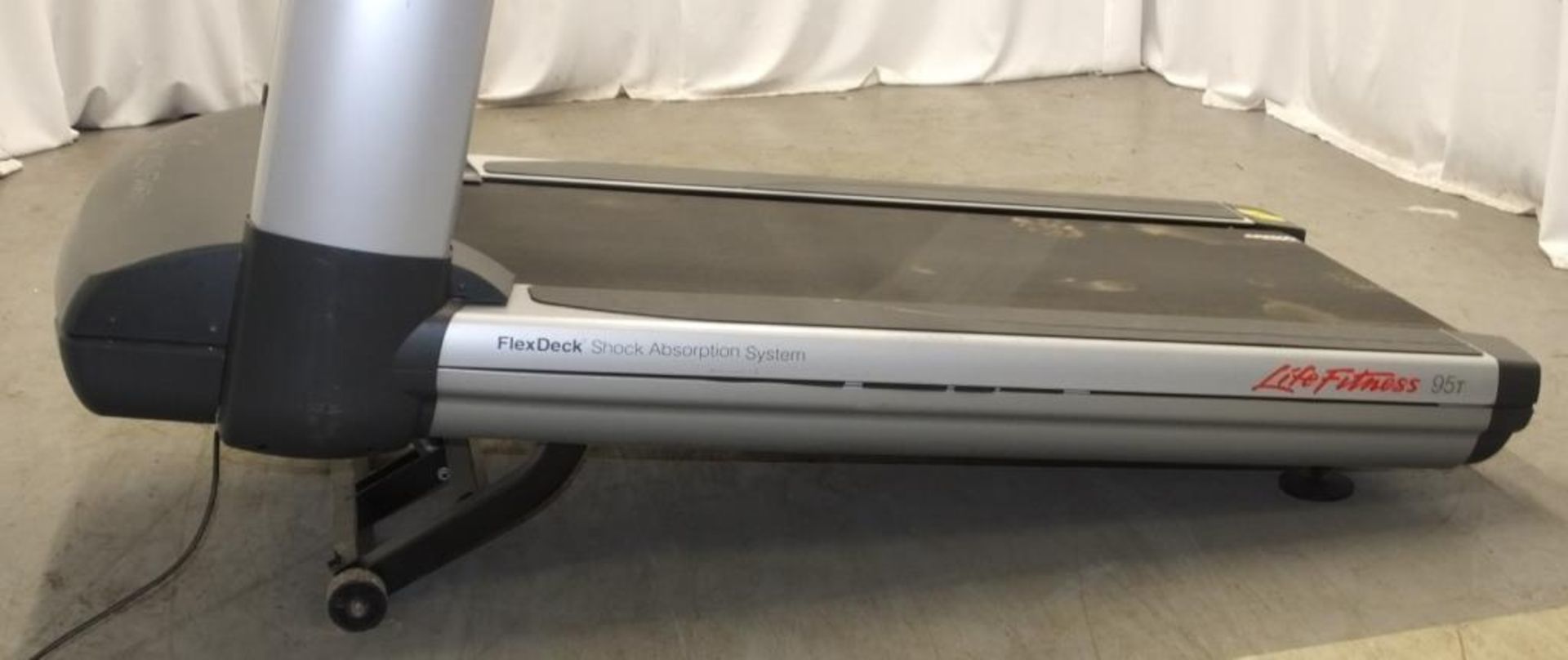 Life Fitness 95T FlexDeck shock absorption system treadmill - powers up - functionality untested - Image 17 of 18