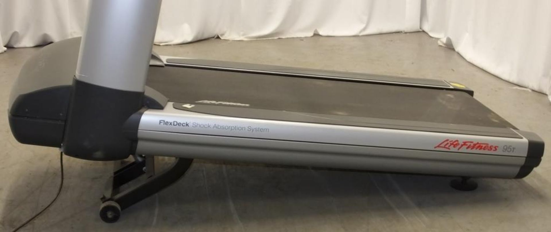 Life Fitness 95T FlexDeck shock absorption system treadmill - powers up - functionality untested - Image 14 of 14