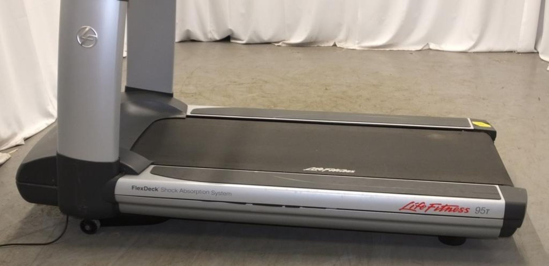 Life Fitness 95T FlexDeck shock absorption system treadmill - powers up - functionality untested - Image 11 of 18