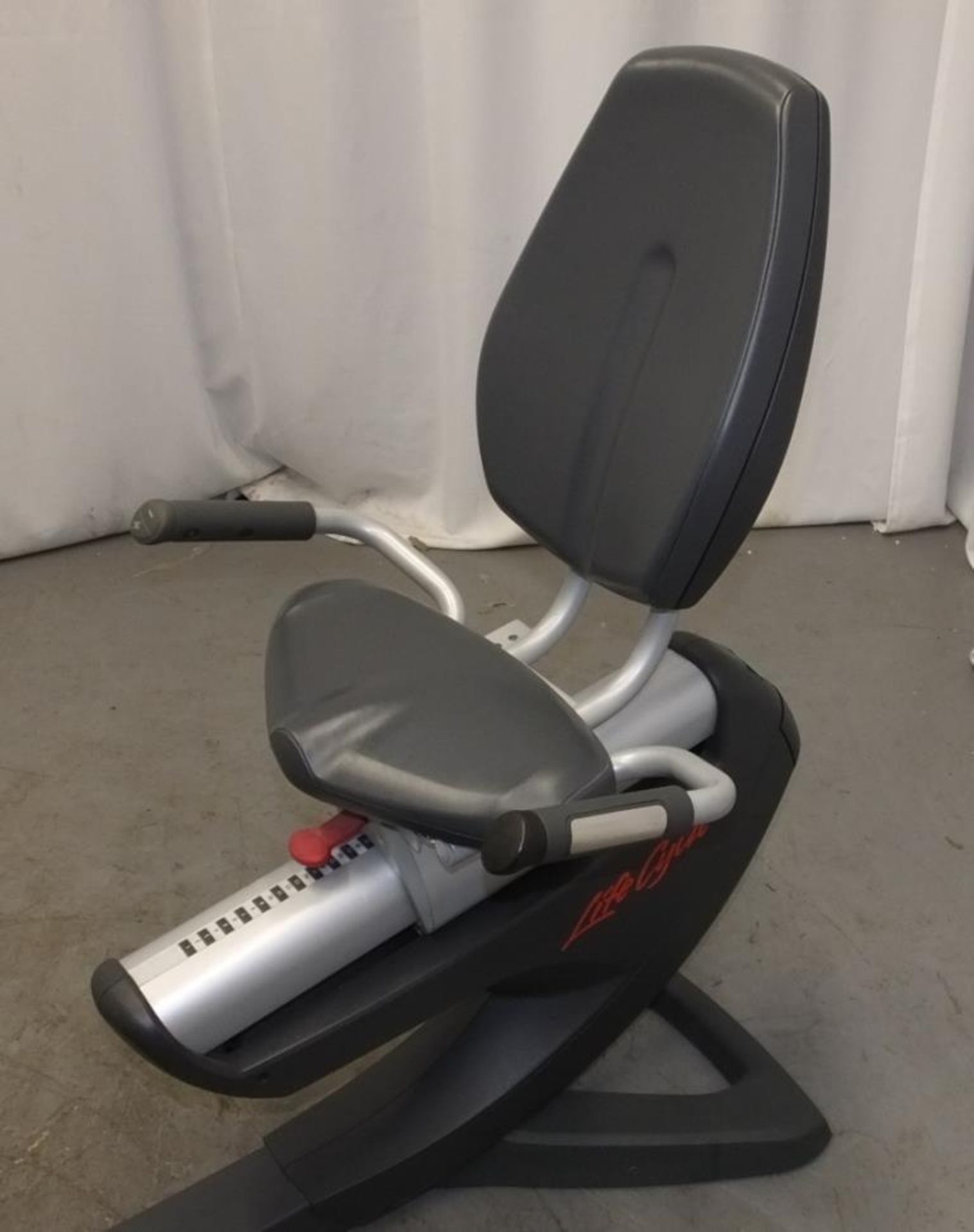 Life Fitness 95R Recumbent Life Cycle Exercise Bike - powers up - functionality untested - Image 3 of 6