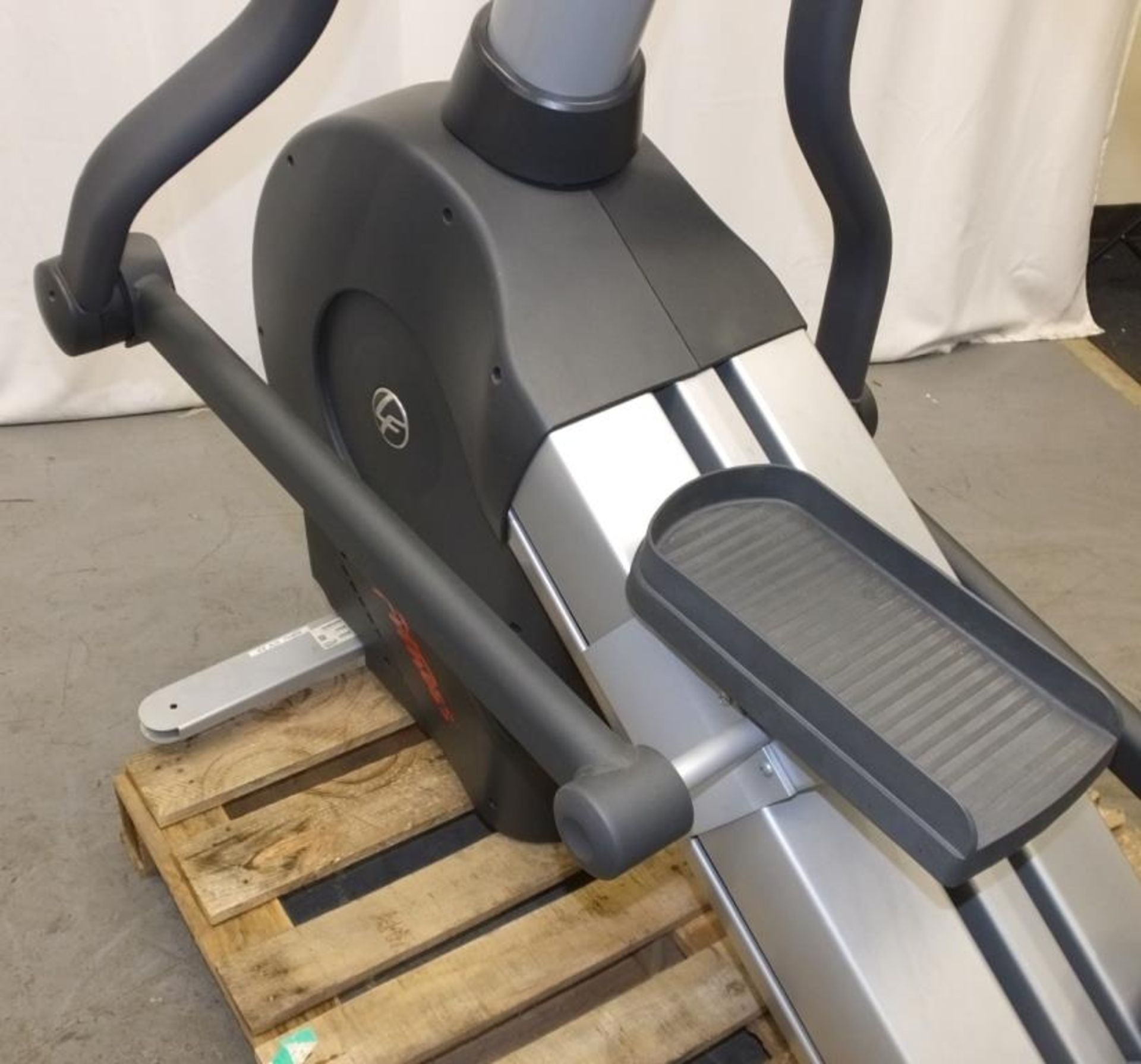 Life Fitness CLSL Summit Trainer/Stepper Machine - powers up - functionality untested - Image 4 of 9