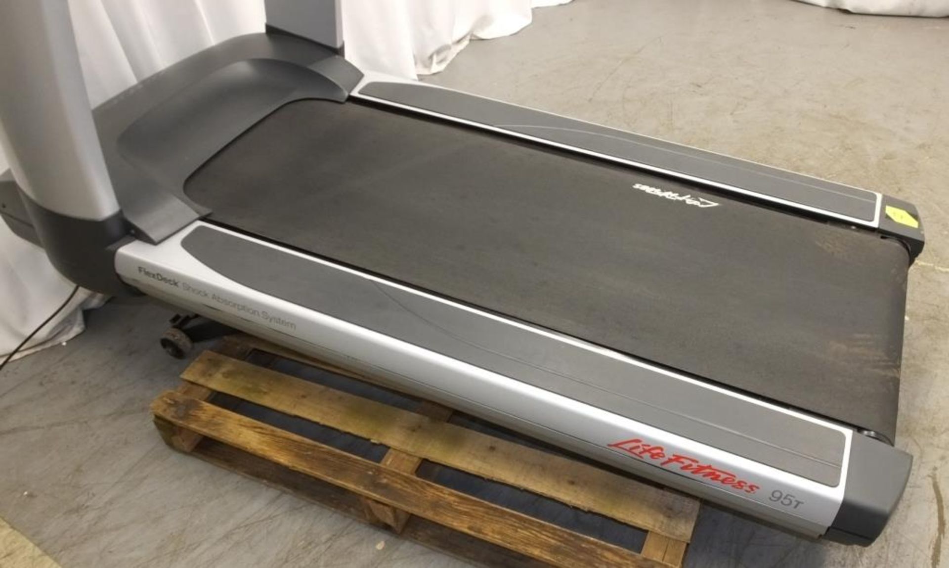 Life Fitness 95T FlexDeck shock absorption system treadmill - powers up - functionality untested - Image 2 of 13