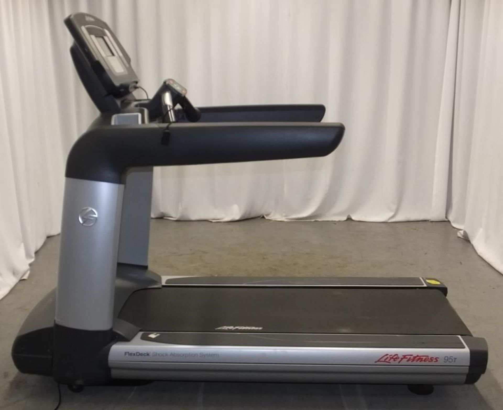 Life Fitness 95T FlexDeck shock absorption system treadmill - powers up - functionality untested - Image 10 of 14