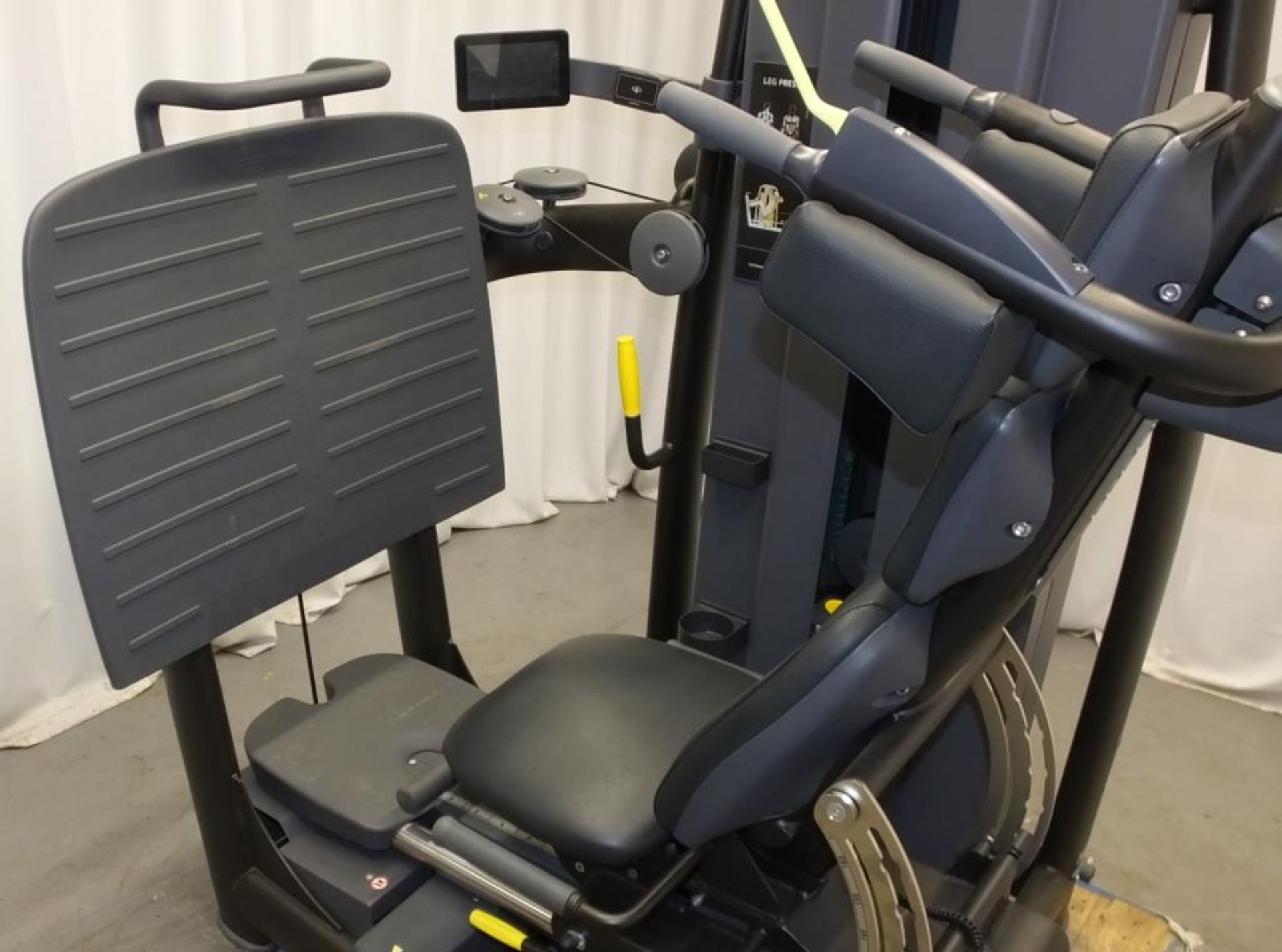 Technogym CL94NC Leg Press Machine with Android tablet and leg press set accessories - Image 3 of 22