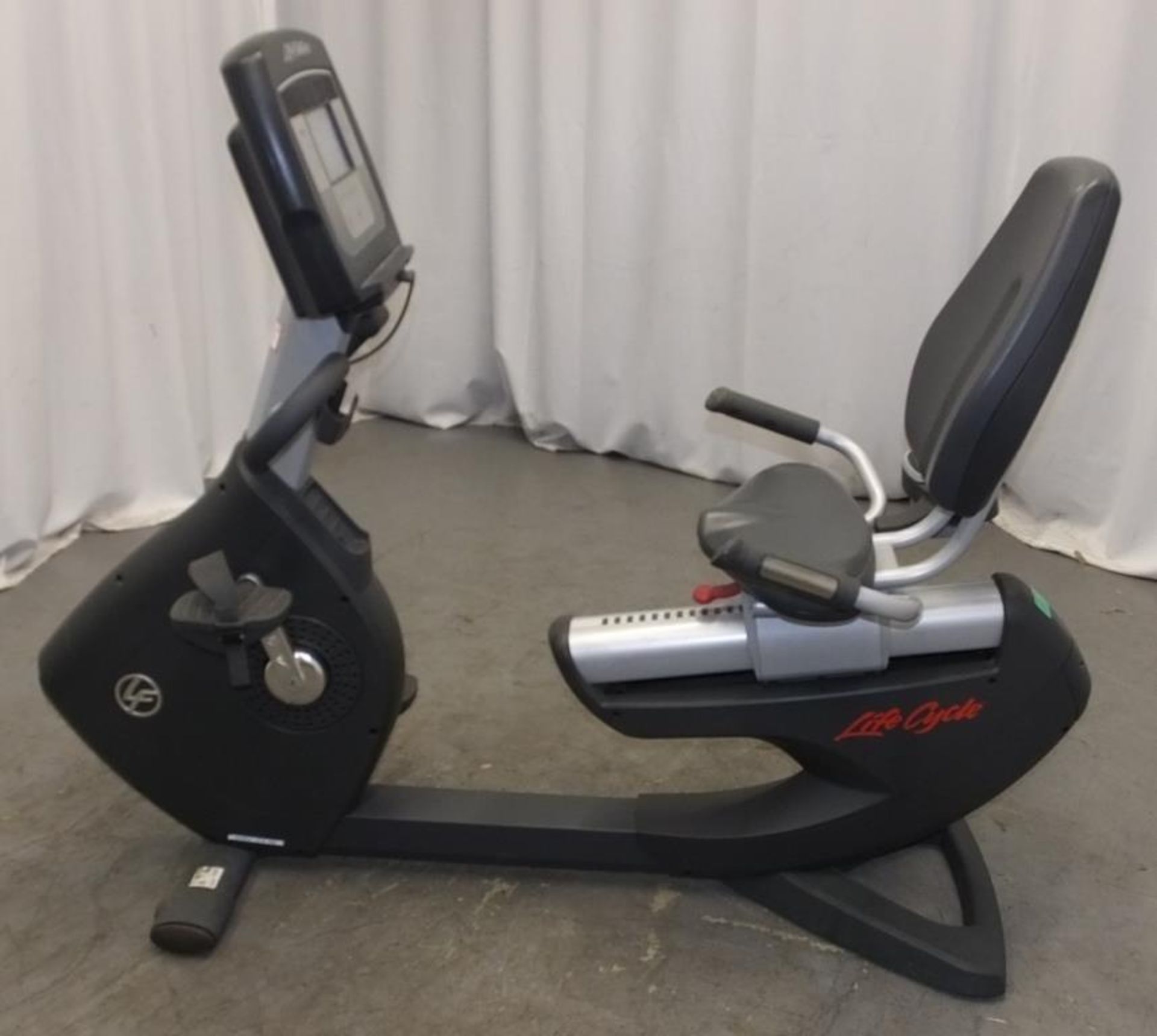 Life Fitness 95R Recumbent Life Cycle Exercise Bike - powers up - functionality untested