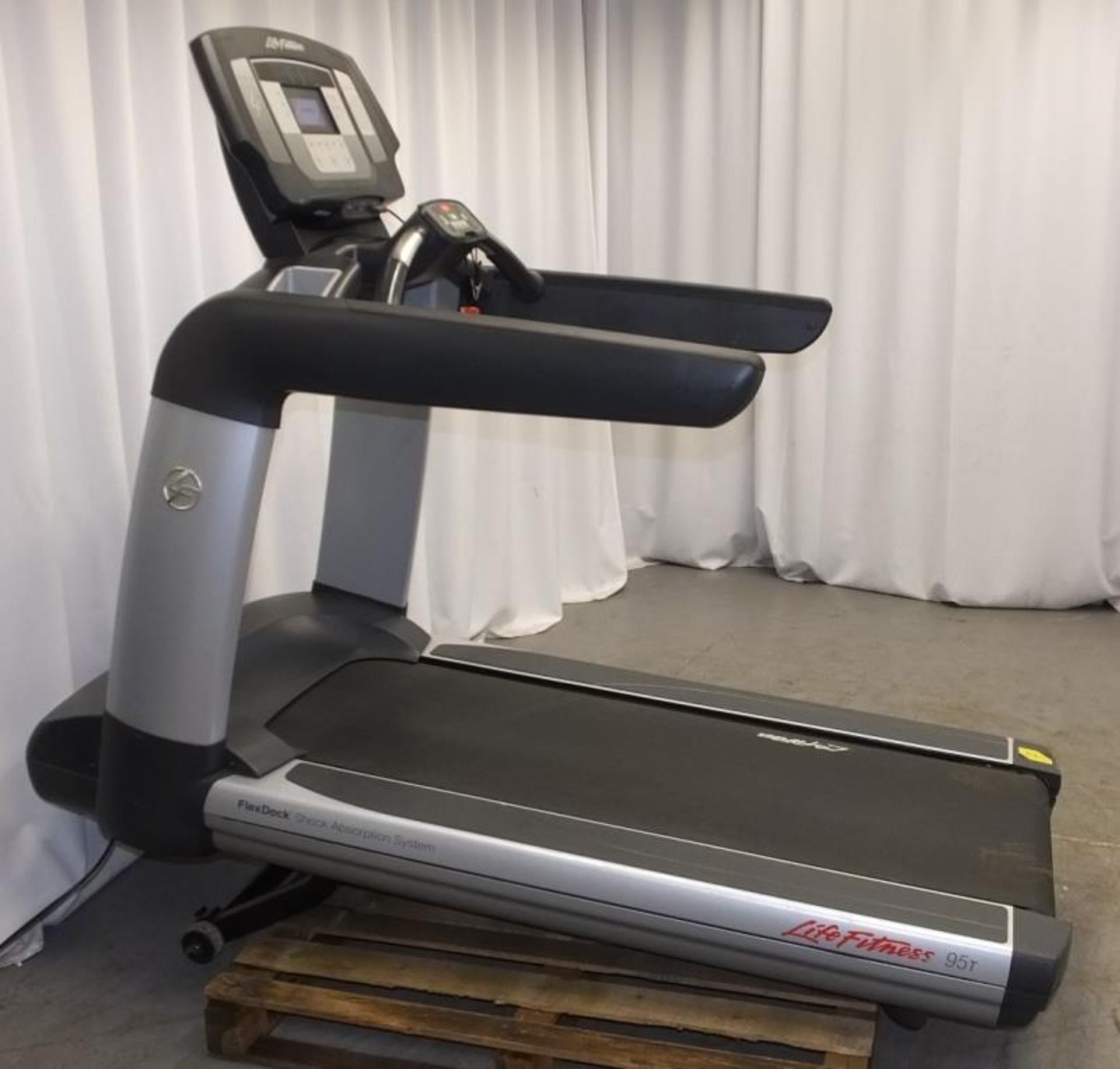 Life Fitness 95T FlexDeck shock absorption system treadmill - powers up - functionality untested