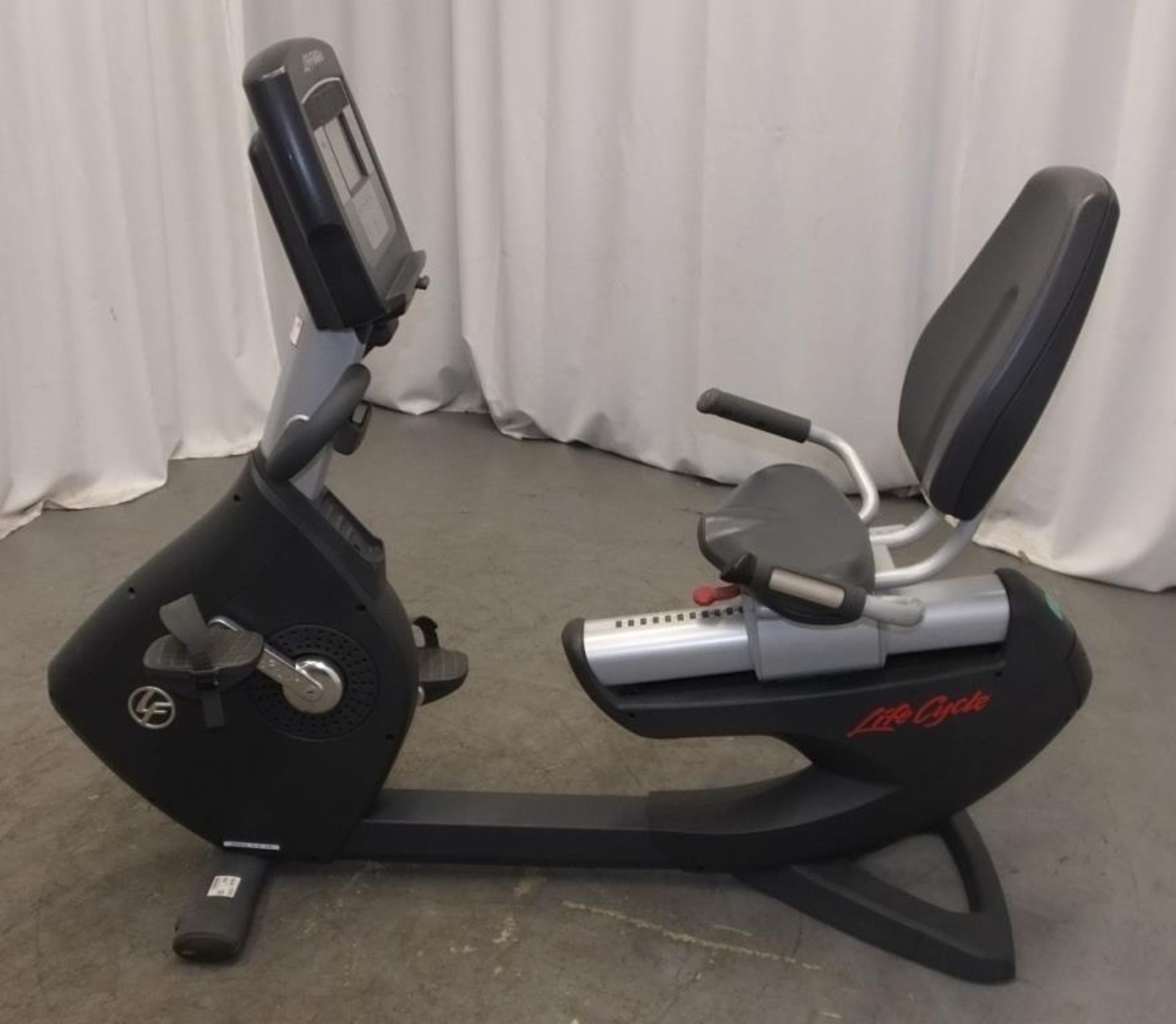 Life Fitness 95R Recumbent Life Cycle Exercise Bike - powers up - functionality untested