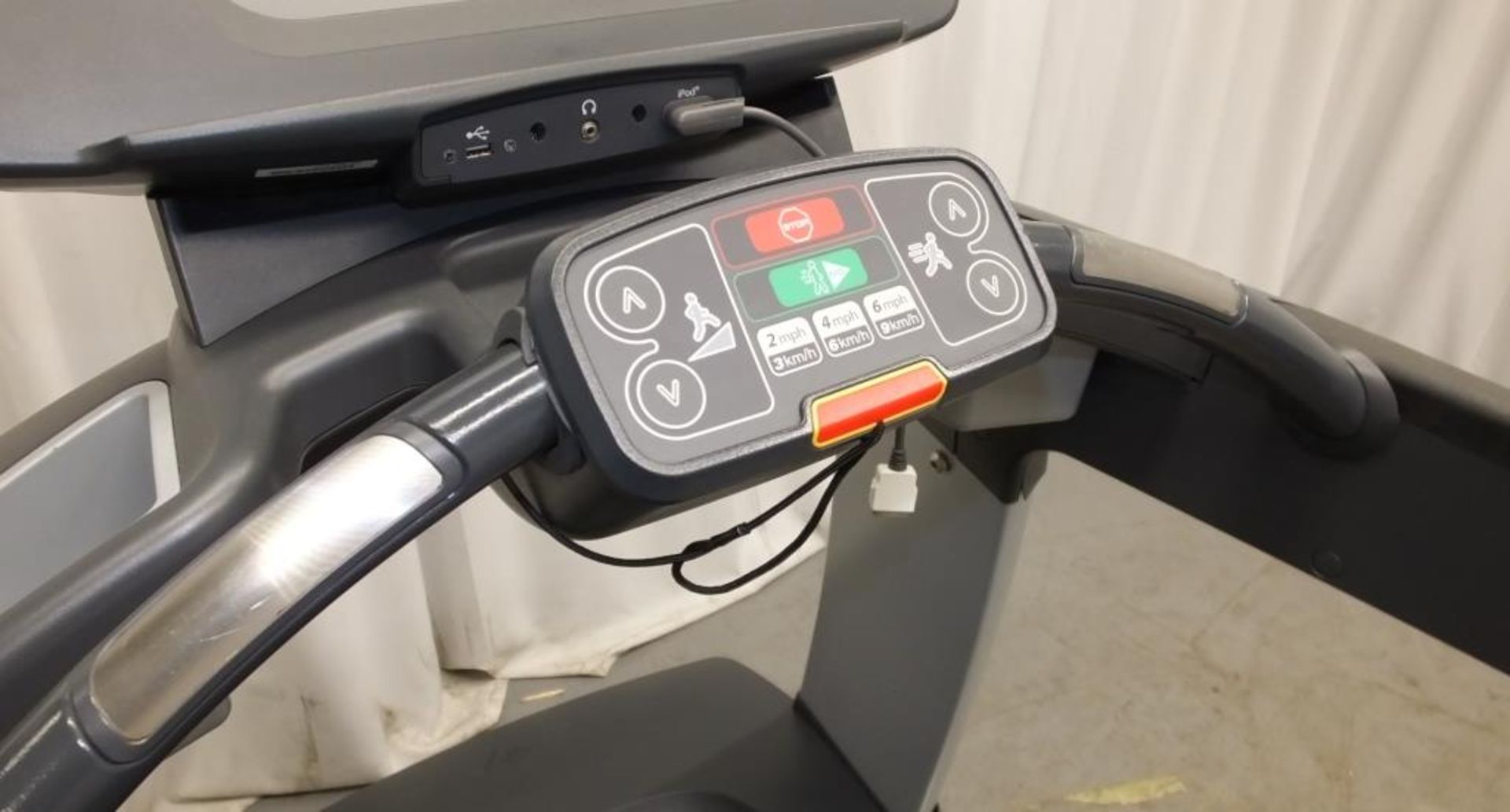 Life Fitness 95T FlexDeck shock absorption system treadmill - powers up - functionality untested - Image 4 of 12