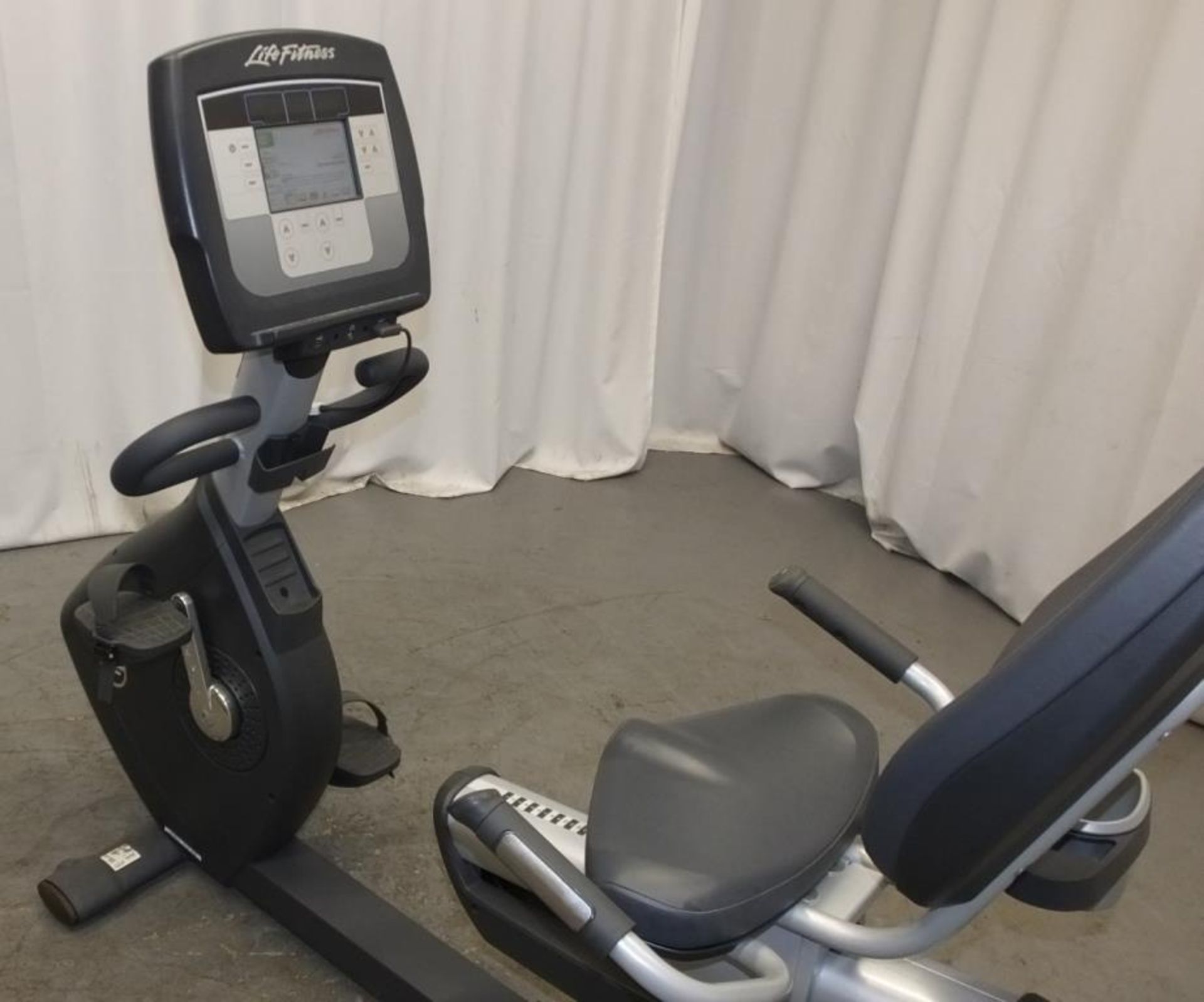 Life Fitness 95R Recumbent Life Cycle Exercise Bike - powers up - functionality untested - Image 2 of 6