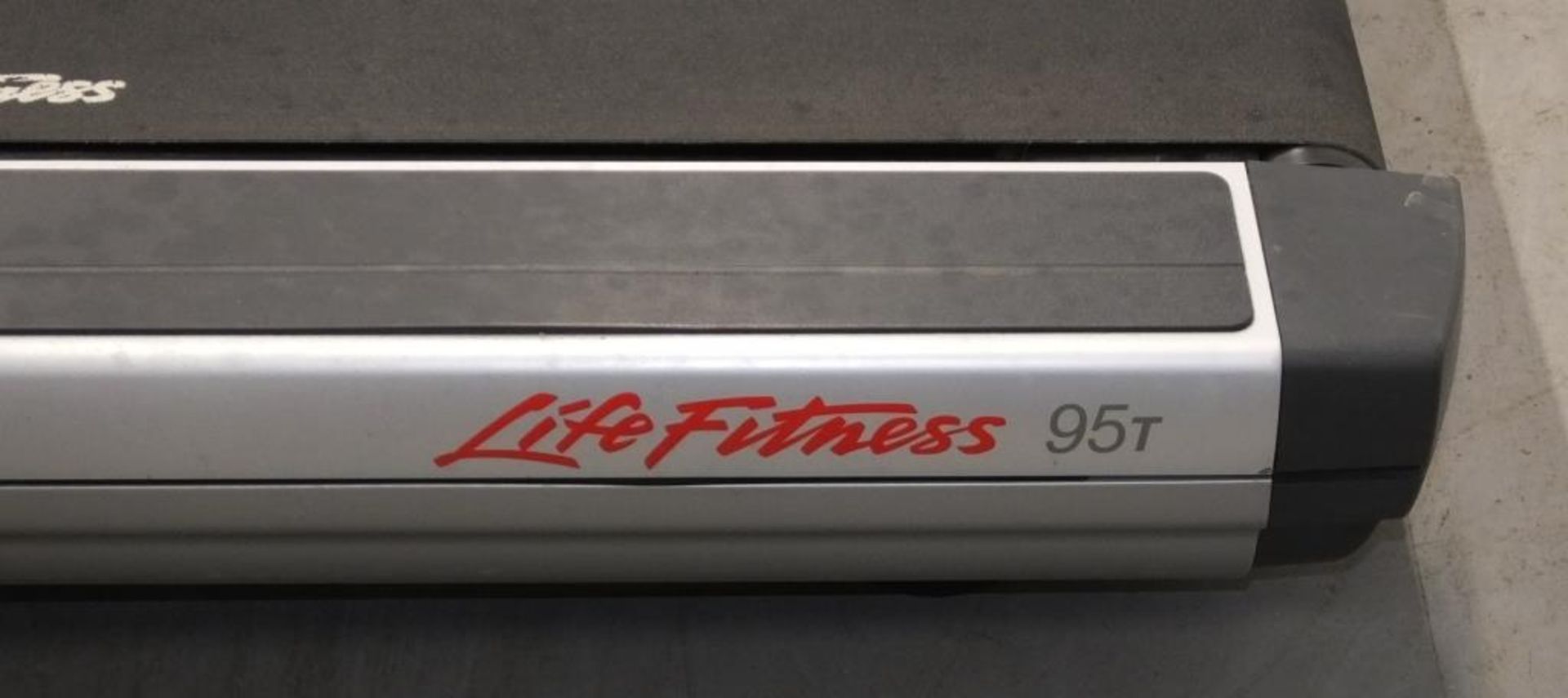 Life Fitness 95T FlexDeck shock absorption system treadmill - powers up - functionality untested - Image 2 of 18