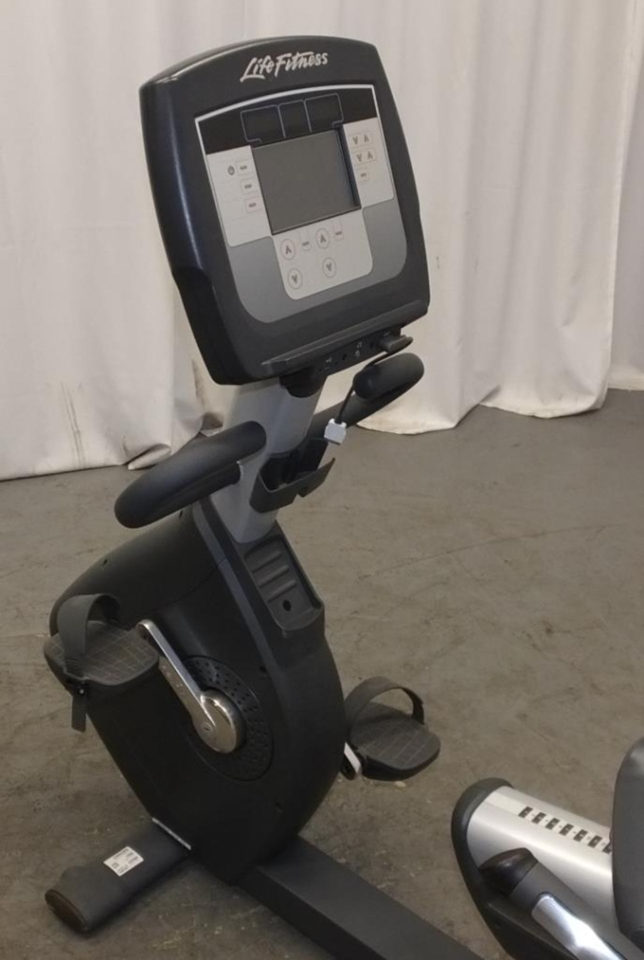 Life Fitness 95R Recumbent Life Cycle Exercise Bike - powers up - functionality untested - Image 2 of 6