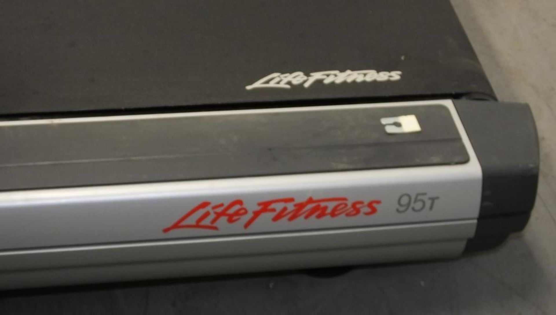 Life Fitness 95T FlexDeck shock absorption system treadmill - powers up - functionality untested - Image 3 of 15