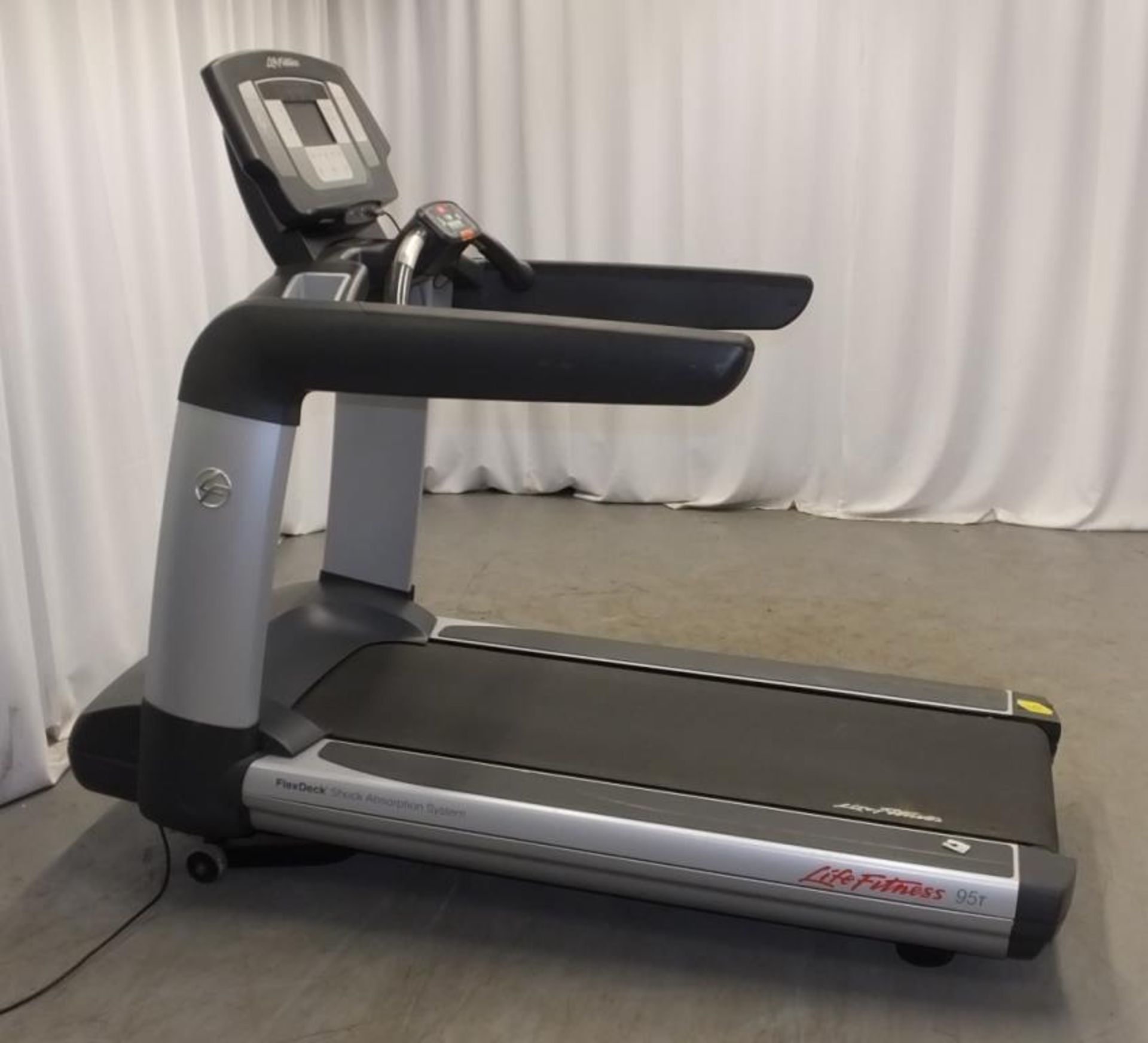 Life Fitness 95T FlexDeck shock absorption system treadmill - powers up - functionality untested