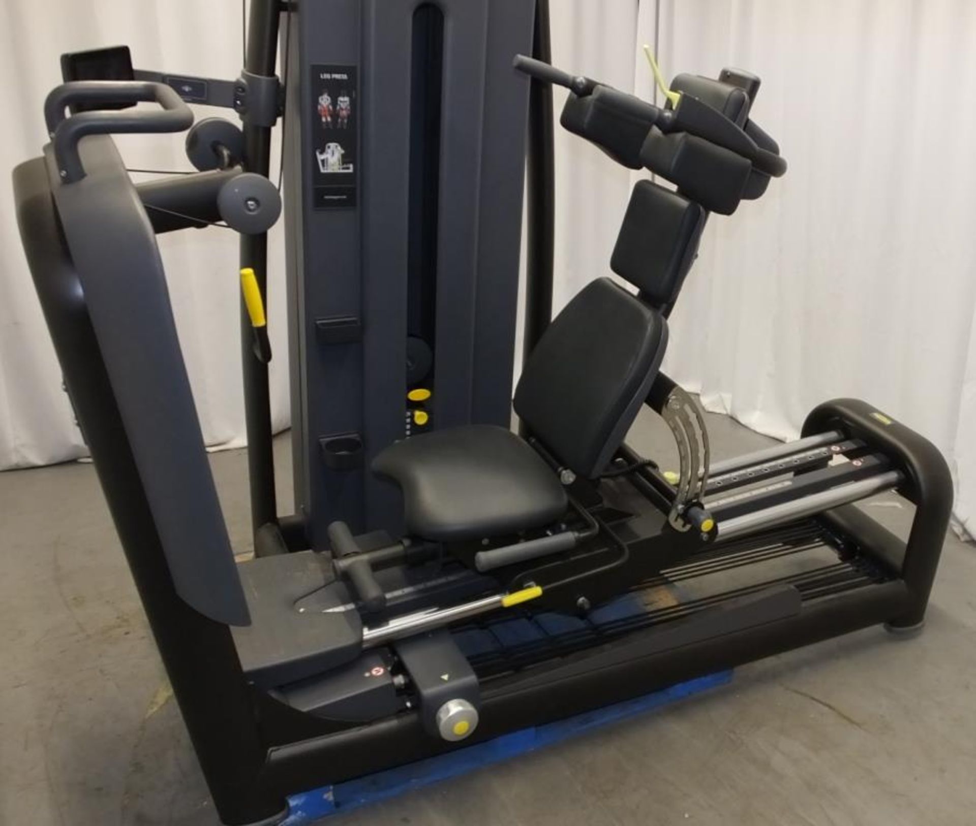 Technogym CL94NC Leg Press Machine with Android tablet and leg press set accessories - Image 2 of 22