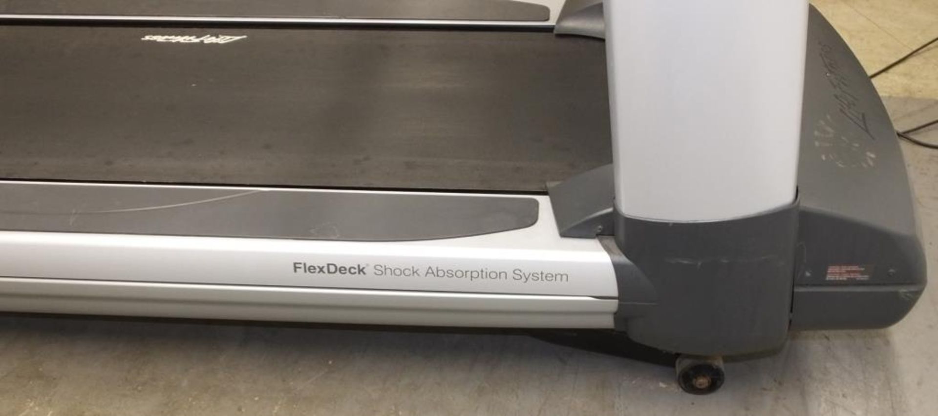 Life Fitness 95T FlexDeck shock absorption system treadmill - powers up - functionality untested - Image 8 of 18