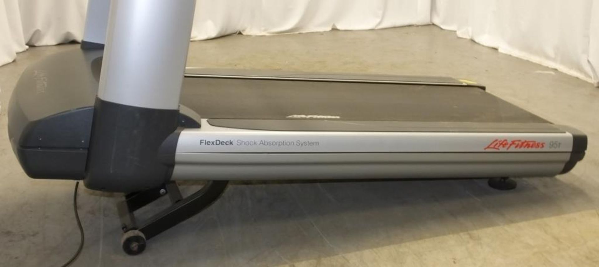 Life Fitness 95T FlexDeck shock absorption system treadmill - powers up - functionality untested - Image 20 of 20