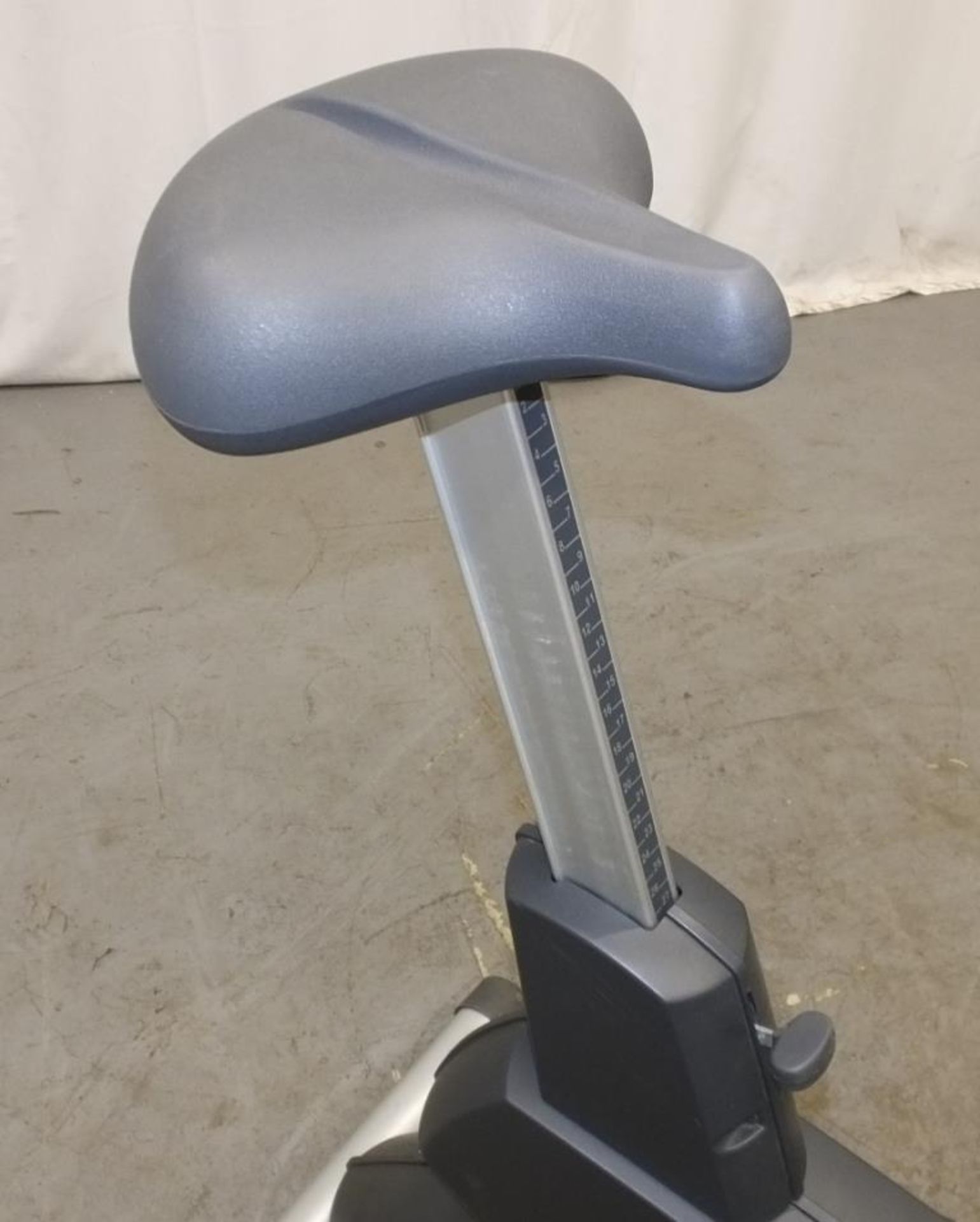 Life Fitness CLSC Exercise Bike - powers up - functionality untested - Image 4 of 7