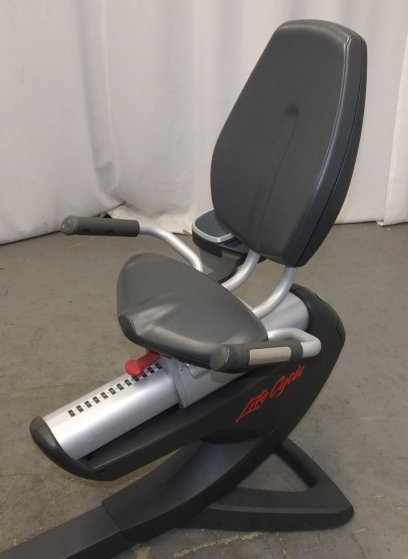 Life Fitness 95R Recumbent Life Cycle Exercise Bike - powers up - functionality untested - Image 3 of 6
