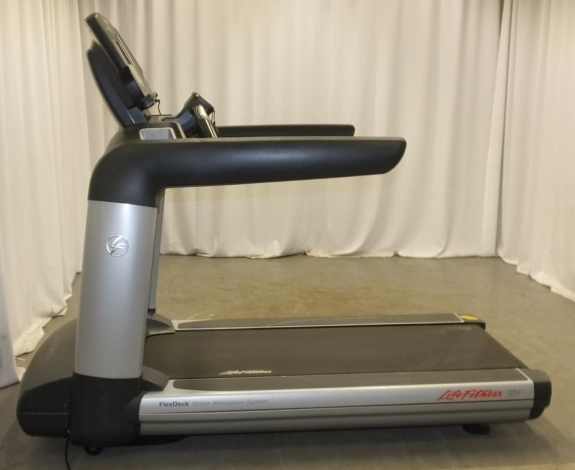 Life Fitness 95T FlexDeck shock absorption system treadmill - powers up - functionality untested - Image 15 of 20