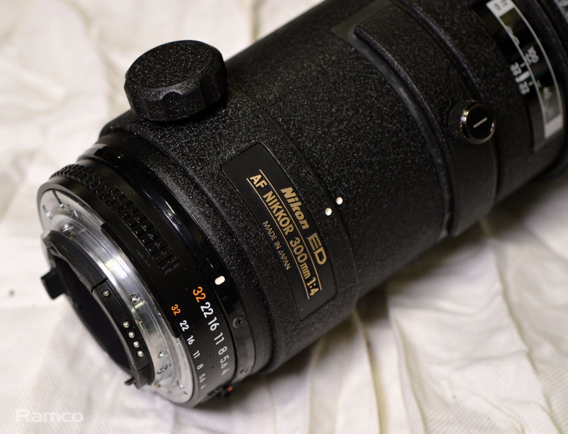 Nikon ED AF Nikkor 300mm 1:4 Lens & Case - Image 5 of 7