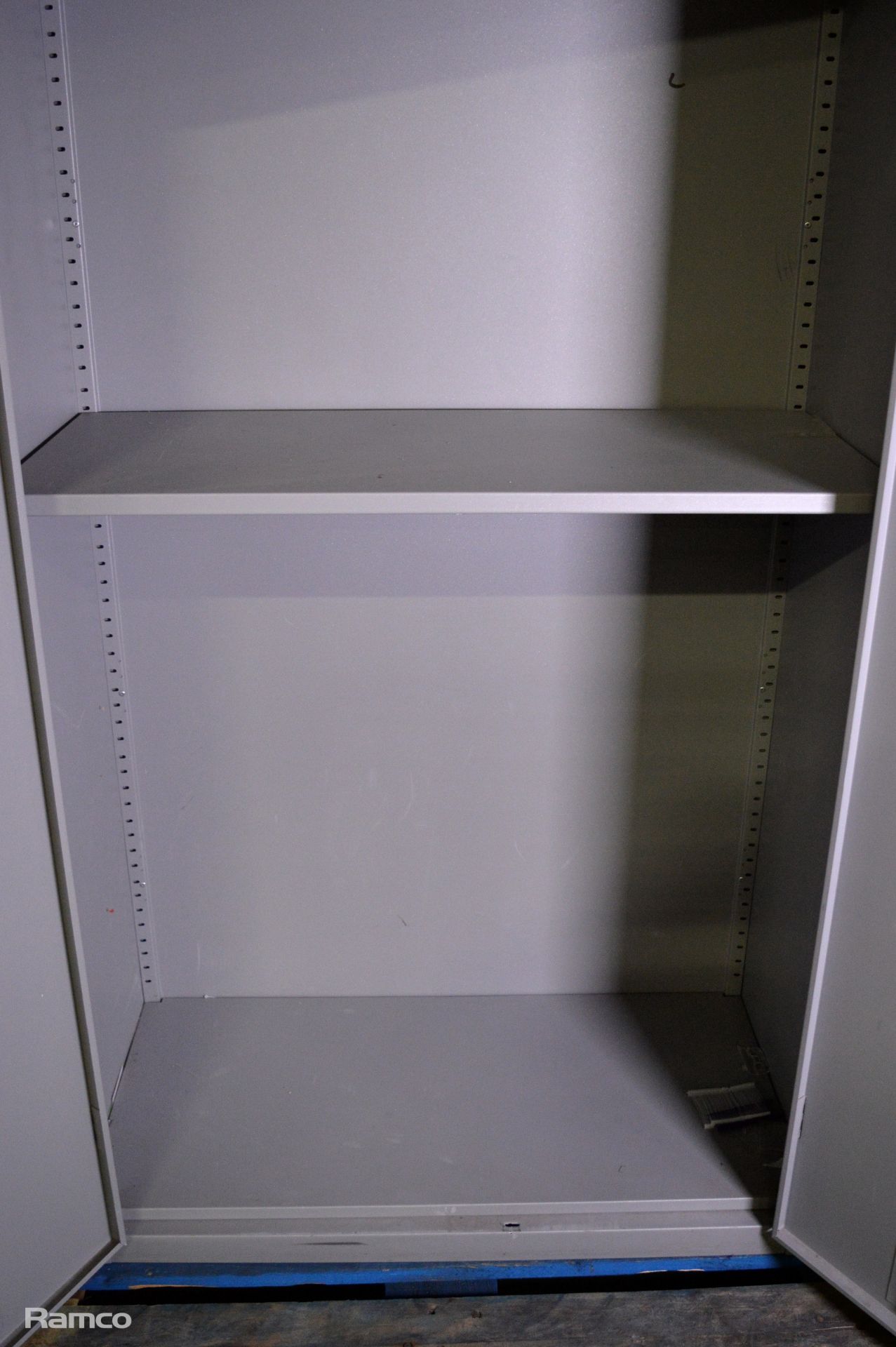 Probe 2 Door Cabinet With Shelves L 930mm x W 460mm x H 1800mm - Image 3 of 3