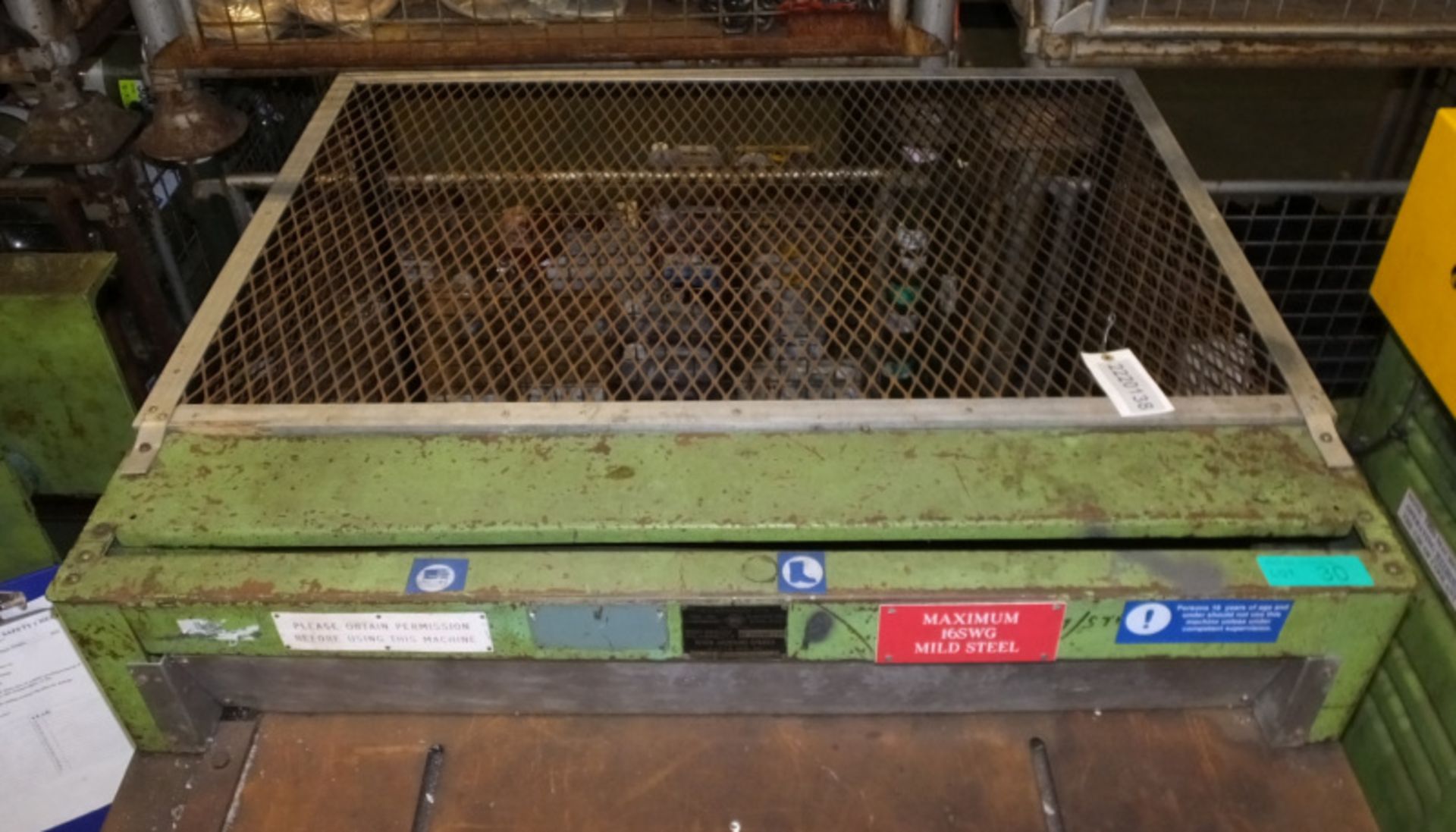 FJ Edwards Ltd manual guillotine - machine no 3780 ISS 2 - 88C 8747 - 3ft x 16G - Image 2 of 6
