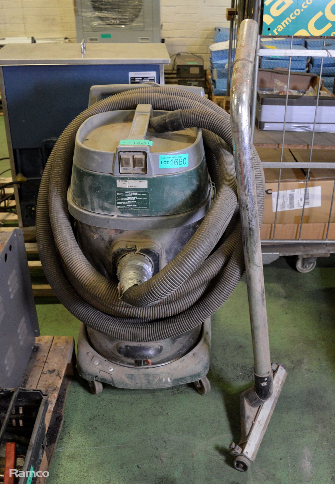 Heavy duty industrial vacuum cleaner