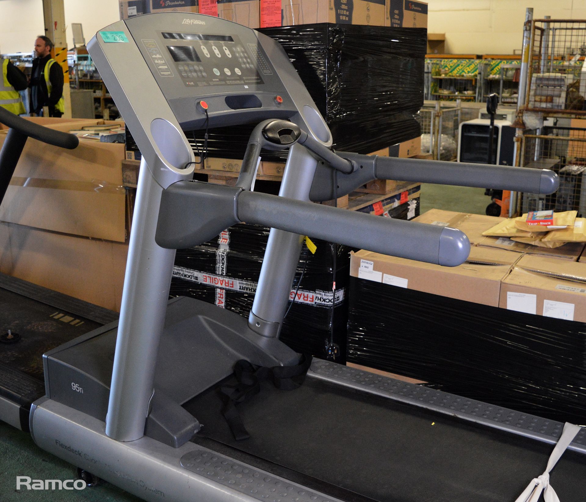 Life Fitness 95Ti Fixed Treadmill 250V - L 2010mm x W 900mm x H 1650mm - Image 2 of 7