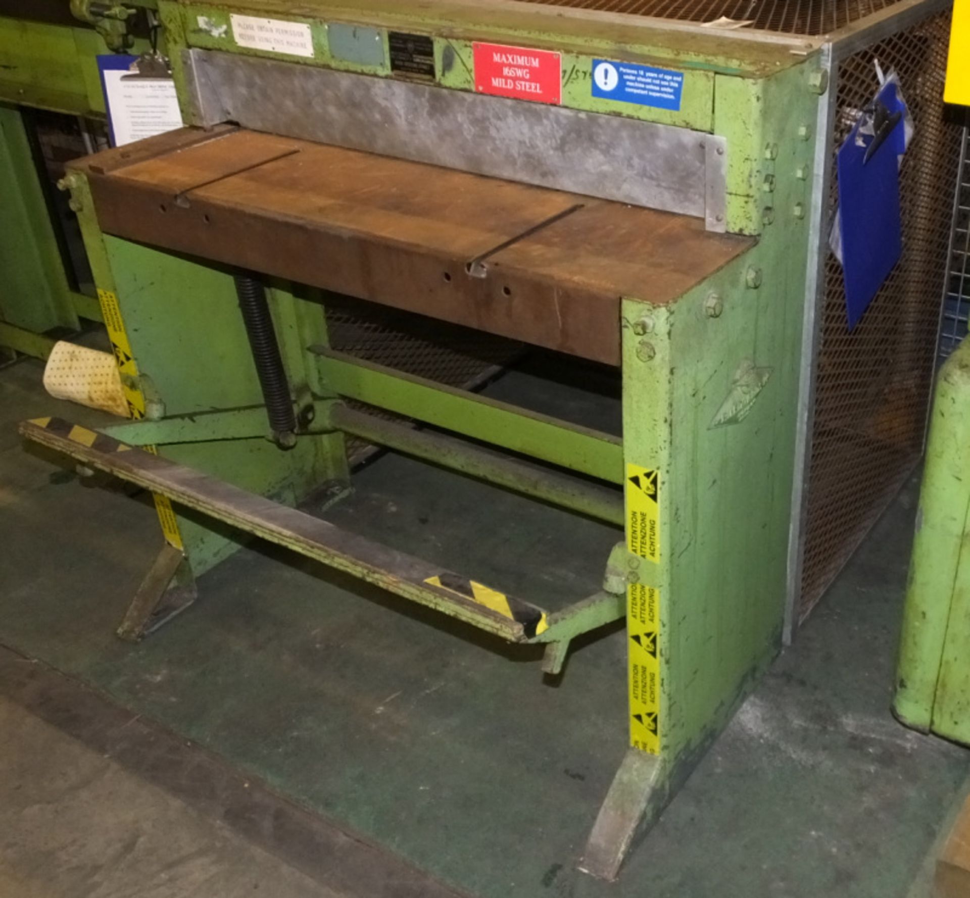 FJ Edwards Ltd manual guillotine - machine no 3780 ISS 2 - 88C 8747 - 3ft x 16G - Image 4 of 6