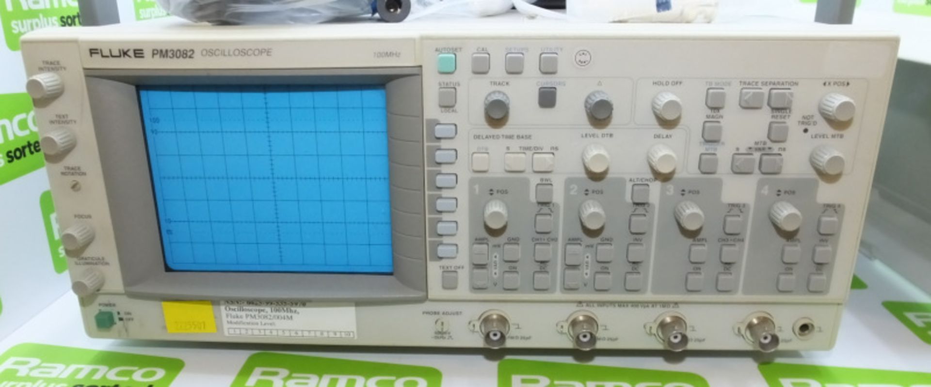 Fluke PM3082 Oscilloscope 100mhz - 2x 10:1 passive probes, 2x 1:1 passive probes, manual, cable, 2x - Image 2 of 5