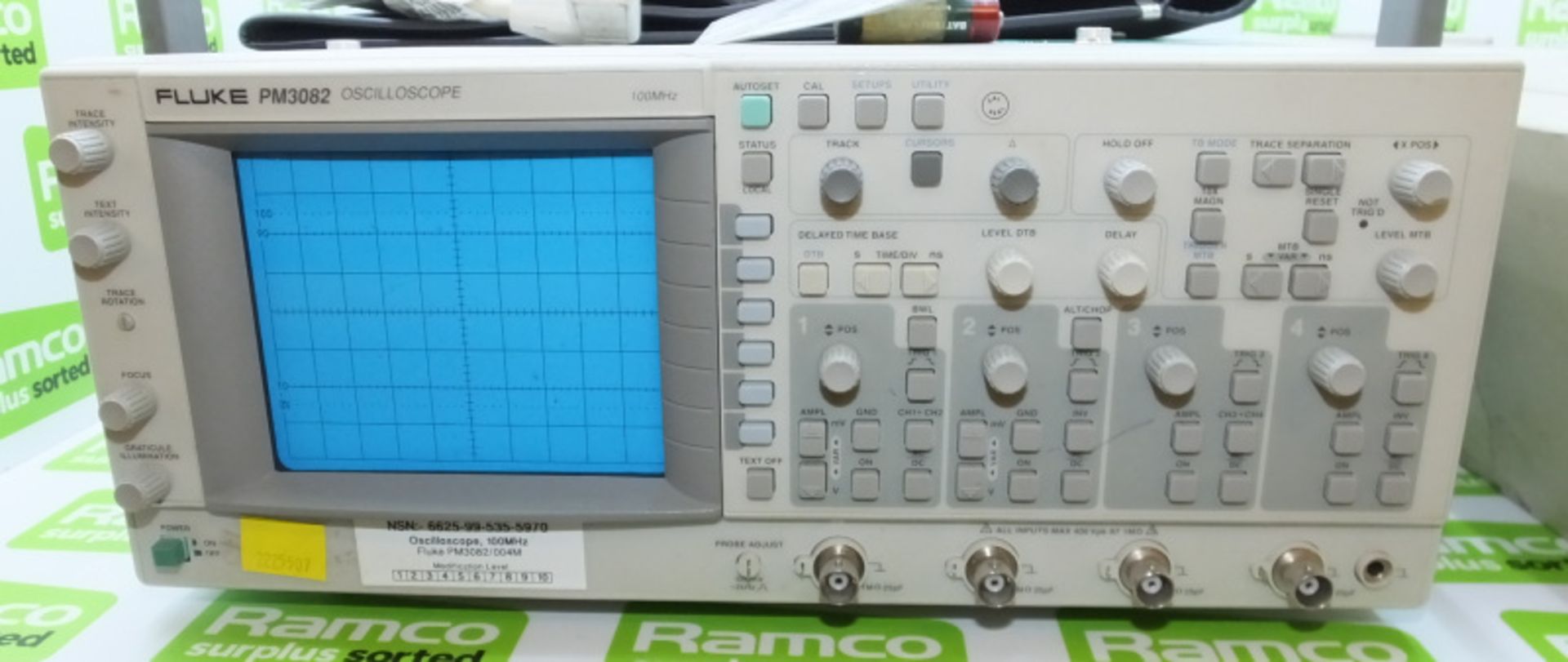 Fluke PM3082 Oscilloscope 100mhz - 3x 10:1 passive probes, 1x 1:1 passive probes, manual, accessory - Image 2 of 5
