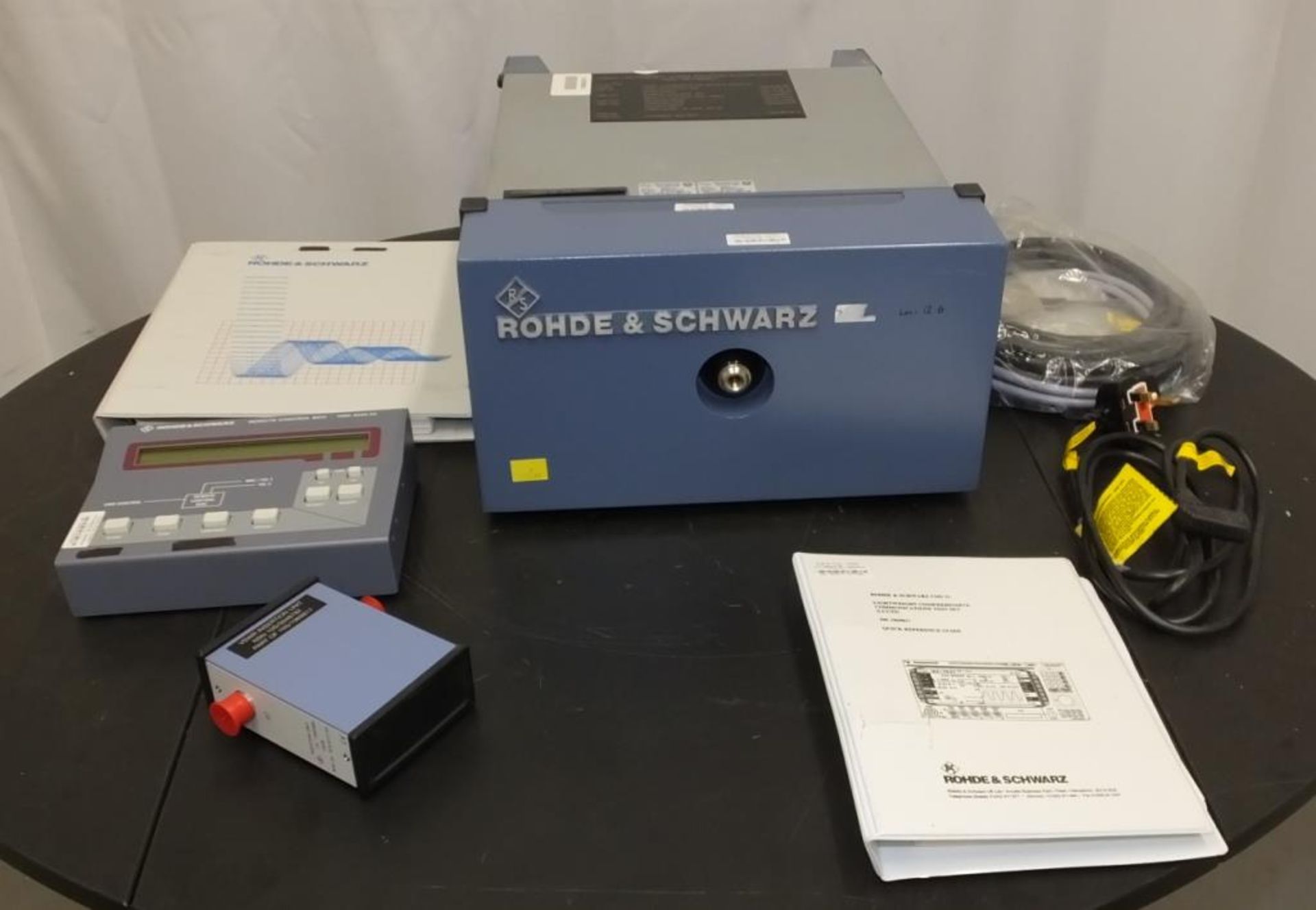 Rohde & Schwarz Radio Communications monitor 0.4 - 1000mhz - CMS33 - 840.0009.34, antenna base in co