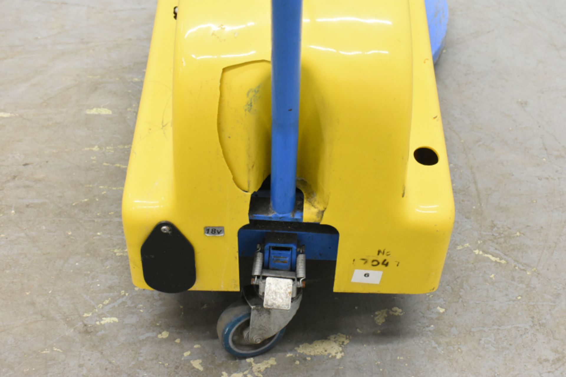 Tennant Challenger Nippy 500 Walk-Behind Floor Cleaner - Image 5 of 5